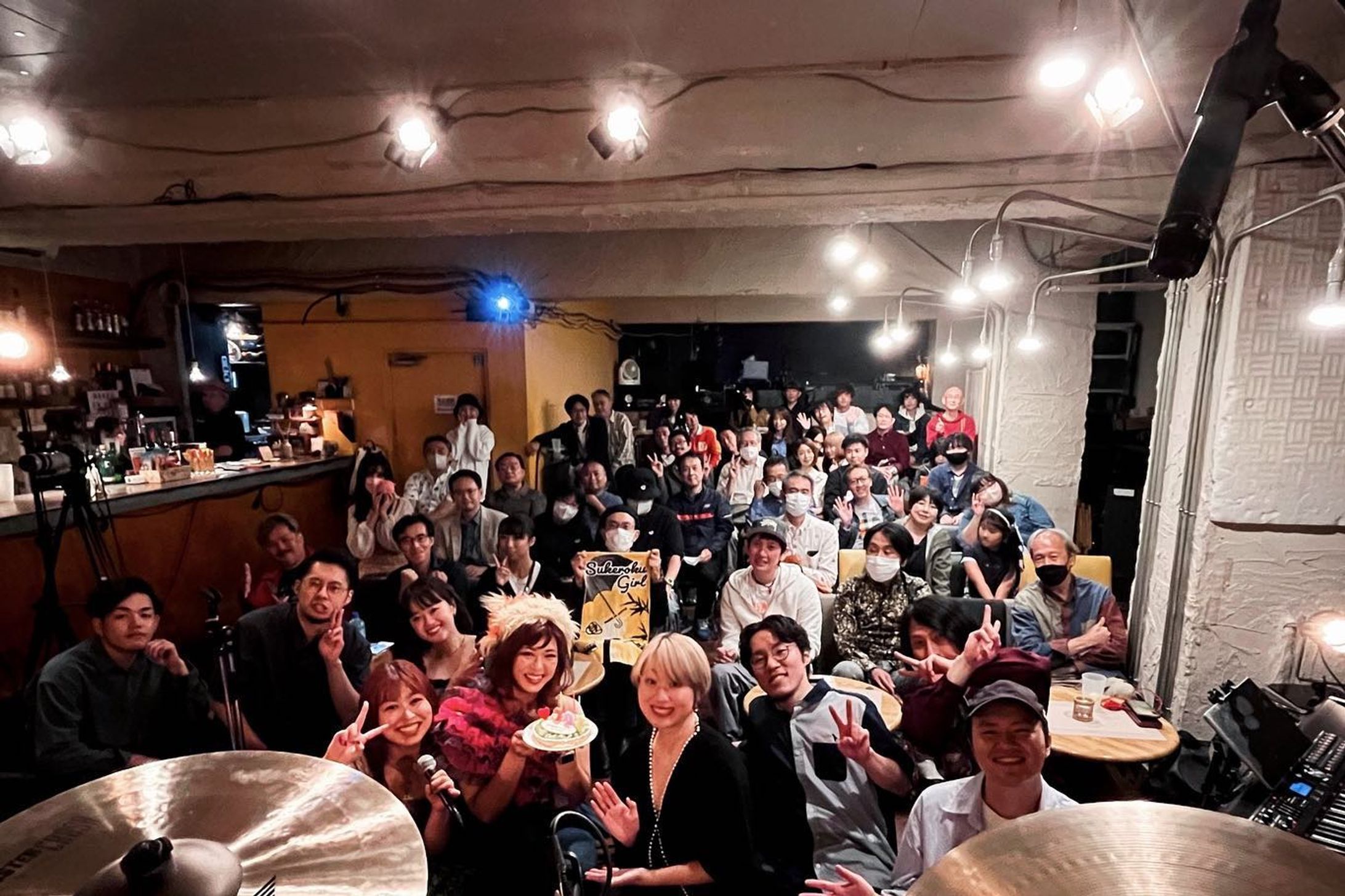 本日はCHiLi GiRL 川嶋志乃舞ワンマンライブ
ラヴスパイスバースデーでした🎂🎸

全16曲の盛りだくさんライブ！

お馴染みのCLGバンドは愉快で楽しく、カワコウさんとの2度めのツインギターでした！
ベースのしばちゃんとは8年ぶりくらいに一緒に演奏しました！
とても楽しかったです😁
しのぴー誕生日おめでとう！-1