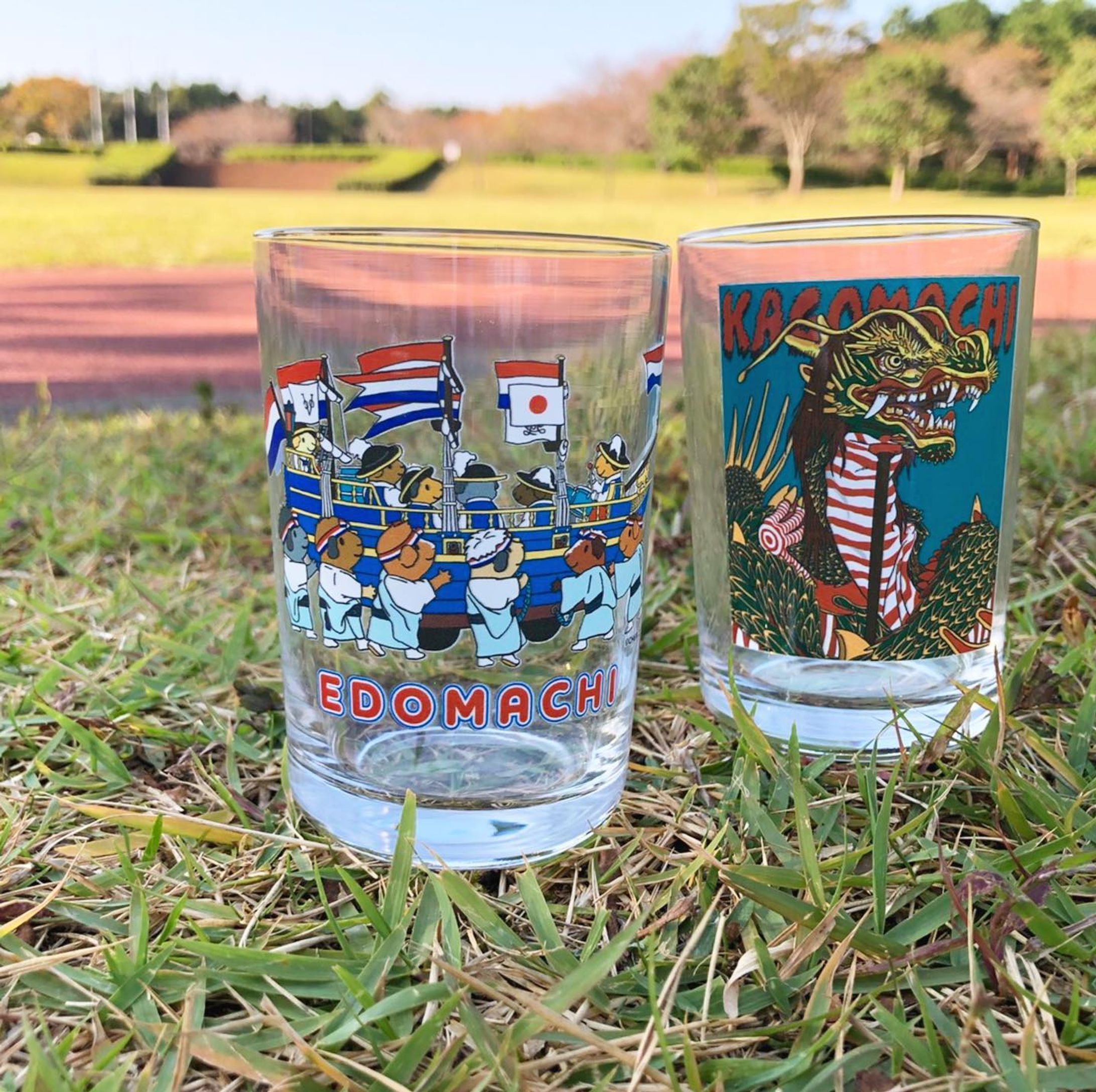 【おくんちアイテム新登場】

CHEBLOのおくんちイラストのグラスが販売開始です😃🙌✨

グラスの絵柄は、

今博多町、江戸町、籠町、魚の町、玉園町の全5種類あります🌟

冷たい飲み物を入れたり、可愛い植物や小物を入れたり…🌝💫

はっぴぃくんち展の期間中に会場での販売をしていますが、在庫が少ないので売り切れている可能性があります😓

CHEBLOのスズリのオンラインショップでも購入できますので、よかったらそちらもチェックしてみてください😊🌈

#長崎くんち2020 #長崎くんち  #踊町 #くんちグッズ #CHEBLO  #cheblocrafthouse #長崎 #出島 #ステッカー #今博多町 #魚の町 #籠町 #玉園町 #江戸町 #桶屋町 #船大工町 #万屋町 #栄町 #本石灰町 #丸山町 #くんち大好き #nagasaki #dejima  #photo #nagasakikunchi #はっぴぃくんち展 #写真 #写真展 #グラス  #イラスト-1