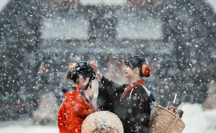 冬の白川郷❄️
＊
ポンポン「頭にも雪、積もっちゃってる」
「ほんとだ、ありがとう」
＊
世界遺産 白川郷
Photo & Edit @hakuchuu1882 
M @rk19_photo & @asumisenoue 
Special thanks!
@shabon 
@ryo7rfc1 
＊
❀❁❄︎❀❁❄︎❀❁❄︎❀❁❀❁❄︎❀❁❄︎❀❁❄︎❀❁❄︎❀❁❄︎

⛰岐阜県公式観光サイト🚃
『岐阜の旅ガイド』にて
@visit.gifupref 
地元レポーターあすみんとして
記事を書いております✍️

岐阜県内の素敵な場所やイベント、
人や物など、魅力的な情報を発信してまいります。
新しくできたお店や、素敵な場所の情報など、
皆さんのお気に入りを是非教えてください！🥰

岐阜の旅ガイド
『地元レポーター発！旅のコラム』はこちら↓
https://www.kankou-gifu.jp/blog/index_1____154.html 

プロフィールのURLから記事へ飛べます♪
@asumisenoue 

是非、ご覧ください♪☺️

❀❁❄︎❀❁❄︎❀❁❄︎❀❁❀❁❄︎❀❁❄︎❀❁❄︎❀❁❄︎❀❁❄︎
＊
#飛騨の景色を届けたい #飛騨のたばる箱 #gifuebooks  #gifuphoto #photo_travelers #mst_photo #白川郷 #_photo_drive_ #岐阜県インスタ部 #ひだまるけ #photo_shorttrip #tokyocameraclub #photo_jpn #winter #visitjapanjp #japan_bestpic_ #visit_tokai #lovers_nippon #ひだジェニック #東京カメラ部 #merrychristmas #photo_jpn #jalan_travel #世界遺産 #hidatrip #winter #raytrek_photo #japan_daytime_view #ritrip_nippon #sorakataphoto #nikon @hida_takayama_tourism @tobutoptours_jp