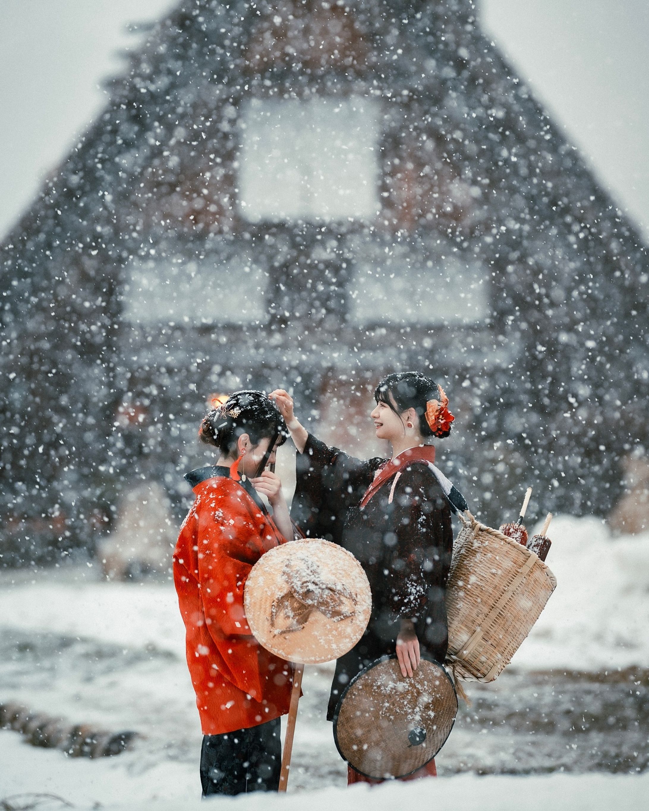 冬の白川郷❄️
＊
ポンポン「頭にも雪、積もっちゃってる」
「ほんとだ、ありがとう」
＊
世界遺産 白川郷
Photo & Edit @hakuchuu1882 
M @rk19_photo & @asumisenoue 
Special thanks!
@shabon 
@ryo7rfc1 
＊
❀❁❄︎❀❁❄︎❀❁❄︎❀❁❀❁❄︎❀❁❄︎❀❁❄︎❀❁❄︎❀❁❄︎

⛰岐阜県公式観光サイト🚃
『岐阜の旅ガイド』にて
@visit.gifupref 
地元レポーターあすみんとして
記事を書いております✍️

岐阜県内の素敵な場所やイベント、
人や物など、魅力的な情報を発信してまいります。
新しくできたお店や、素敵な場所の情報など、
皆さんのお気に入りを是非教えてください！🥰

岐阜の旅ガイド
『地元レポーター発！旅のコラム』はこちら↓
https://www.kankou-gifu.jp/blog/index_1____154.html 

プロフィールのURLから記事へ飛べます♪
@asumisenoue 

是非、ご覧ください♪☺️

❀❁❄︎❀❁❄︎❀❁❄︎❀❁❀❁❄︎❀❁❄︎❀❁❄︎❀❁❄︎❀❁❄︎
＊
#飛騨の景色を届けたい #飛騨のたばる箱 #gifuebooks  #gifuphoto #photo_travelers #mst_photo #白川郷 #_photo_drive_ #岐阜県インスタ部 #ひだまるけ #photo_shorttrip #tokyocameraclub #photo_jpn #winter #visitjapanjp #japan_bestpic_ #visit_tokai #lovers_nippon #ひだジェニック #東京カメラ部 #merrychristmas #photo_jpn #jalan_travel #世界遺産 #hidatrip #winter #raytrek_photo #japan_daytime_view #ritrip_nippon #sorakataphoto #nikon @hida_takayama_tourism @tobutoptours_jp-1