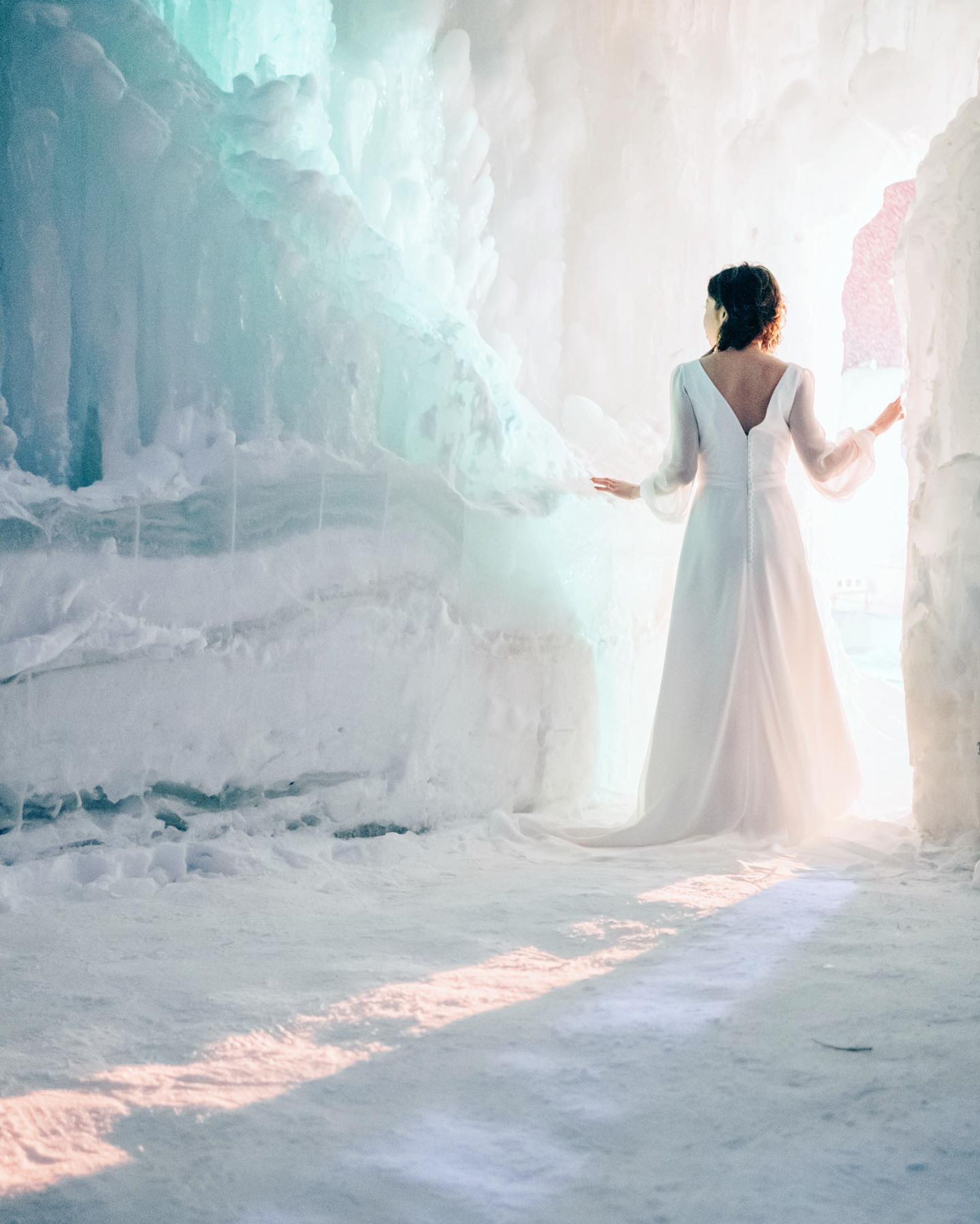 【 北海道・上川町での移住生活日記 🏷Vol.12 】

GENICの企画で、上川町の暮らしを綴っていきます❄️
⠀
〰
⠀
層雲峡の氷瀑祭り会場で行われた
ウェディングイベントを、
隣から見学させていただきました。
（撮影と掲載は許可をいただいています）

氷でつくられた空間でのドレス姿は
まるでエルサみたい。

式場で行うだけが結婚式じゃない。
アウトドアで行う新しい結婚式の形も、
これからの時代は増えていきそうですよね。
⠀
2-5枚目も、同じく氷瀑祭りの会場。
巨大な氷の会場は、骨組みから作られているそう。
今にも落ちてきそうな氷柱が大迫力です。

「落ちてこないんですか…？」と
ビビりながら聞いたところ、

「しっかり作ってあるので落ちてきません」
とのことでした。

6,7枚目は、最近食べた上川のおいしいもの。
人生のなかで味噌ラーメンを食べたことって
ほとんどなかったのですが、
いざ食べたら虜になってしまった。

#KAMIKAWORK
#genic_japan
#プチ移住
#北海道移住
⠀
#北海道
#上川町
#層雲峡

#hokkaido
#hokkaidosgram

#ひみつの絶景北海道
#結婚式 #結婚式会場 #結婚式前撮り #wedding #weddingphotography #weddingdress-1