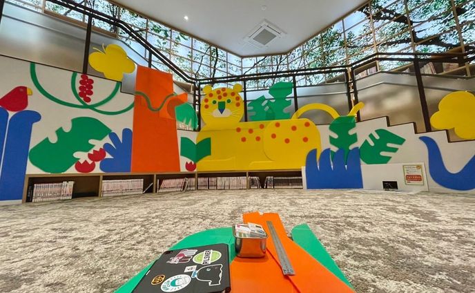 搬入完了…！
和歌山市民図書館4F「こどもとしょかん」で開催の夏休みイベントが本日からスタートです‼️

〜〜〜〜〜〜〜〜〜〜〜〜〜〜〜〜〜〜〜

『こどもとしょてん　〜サマーブックアドベンチャー〜』
図書館の空間を使用して各エリアごとにさまざまな遊びを体験できるスタンプラリー型のイベントを企画させていただきました。イベントに参加するこどもたちが手作りの作品に触れて楽しんでいただける特別な機会になると嬉しいです。

スタンプラリーを集めて図書館の本を借りてくださった参加者様にはロシトロカが作るオリジナル読書ノート【こどもとしょノート】をプレゼント🎁(※先着500名様 ノベルティ配布はなくなり次第終了)

楽しい夏休みの始まりにぜひ和歌山市民図書館まで遊びにいらしてください☺️ご来館心よりお待ちしております。

ーーーーーーーーーーー
和歌山市民図書館3周年イベント
ロシトロカ企画
『こどもとしょてん〜サマーブックアドベンチャー〜』
和歌山市民図書館4F「こどもとしょかん」
7/21(金)〜31(月)
9:00〜21:00 最終日17:00

グッズ販売　
蔦屋書店　7/1(土)〜31(月)
ーーーーーーーーーーー

#ロシトロカ #lositoloca
#イラスト #イラストレーション
#illust #illustration #illustrator
#illustrationworks #animal
#animalillustration 
#childrenillustration #🐺🐏
#和歌山市民図書館 #夏休み #summer #wakayamaciviclibrary #イベント #スタンプラリー