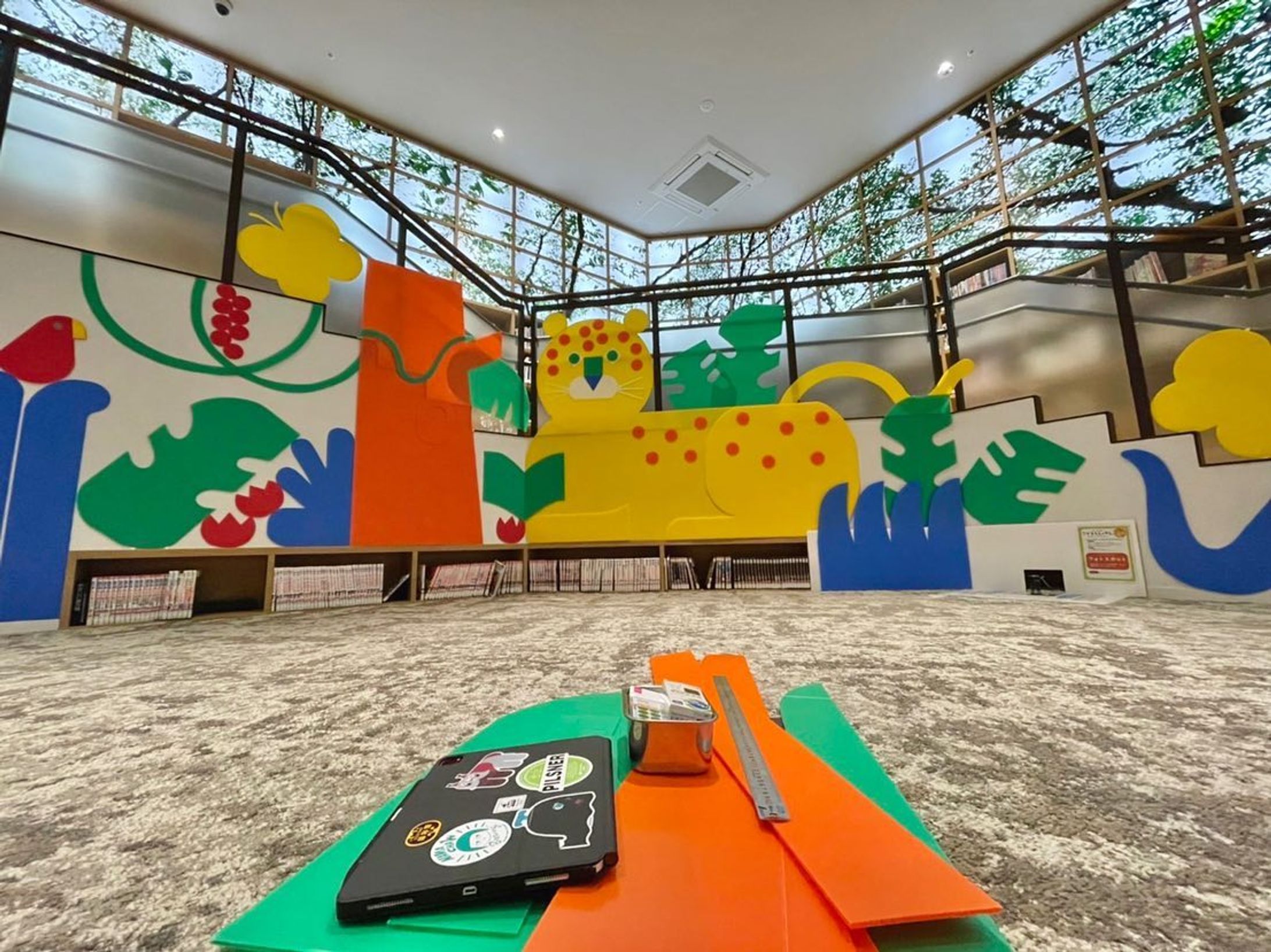 搬入完了…！
和歌山市民図書館4F「こどもとしょかん」で開催の夏休みイベントが本日からスタートです‼️

〜〜〜〜〜〜〜〜〜〜〜〜〜〜〜〜〜〜〜

『こどもとしょてん　〜サマーブックアドベンチャー〜』
図書館の空間を使用して各エリアごとにさまざまな遊びを体験できるスタンプラリー型のイベントを企画させていただきました。イベントに参加するこどもたちが手作りの作品に触れて楽しんでいただける特別な機会になると嬉しいです。

スタンプラリーを集めて図書館の本を借りてくださった参加者様にはロシトロカが作るオリジナル読書ノート【こどもとしょノート】をプレゼント🎁(※先着500名様 ノベルティ配布はなくなり次第終了)

楽しい夏休みの始まりにぜひ和歌山市民図書館まで遊びにいらしてください☺️ご来館心よりお待ちしております。

ーーーーーーーーーーー
和歌山市民図書館3周年イベント
ロシトロカ企画
『こどもとしょてん〜サマーブックアドベンチャー〜』
和歌山市民図書館4F「こどもとしょかん」
7/21(金)〜31(月)
9:00〜21:00 最終日17:00

グッズ販売　
蔦屋書店　7/1(土)〜31(月)
ーーーーーーーーーーー

#ロシトロカ #lositoloca
#イラスト #イラストレーション
#illust #illustration #illustrator
#illustrationworks #animal
#animalillustration 
#childrenillustration #🐺🐏
#和歌山市民図書館 #夏休み #summer #wakayamaciviclibrary #イベント #スタンプラリー-1