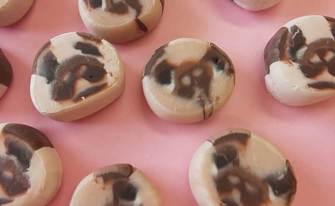 楽してパーツをたくさん作ろうかと思ったら、ナニコレ、めっちゃ味わい深い😂しかも楽な作業ではなかったな。。。(笑)流行りの萌えだんじゃ🐶ウィンクしてる子もいるし😉#パグ#金太郎飴パグ#金太郎飴粘土#樹脂粘土#萌えだん#いぬすたぐらむ #わんこ#あにまーるず #犬マルシェ#鼻ぺちゃ犬#鼻の穴