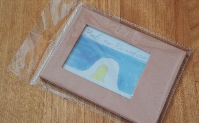 紙フレームに収めた絵「ゆきのかまくら」