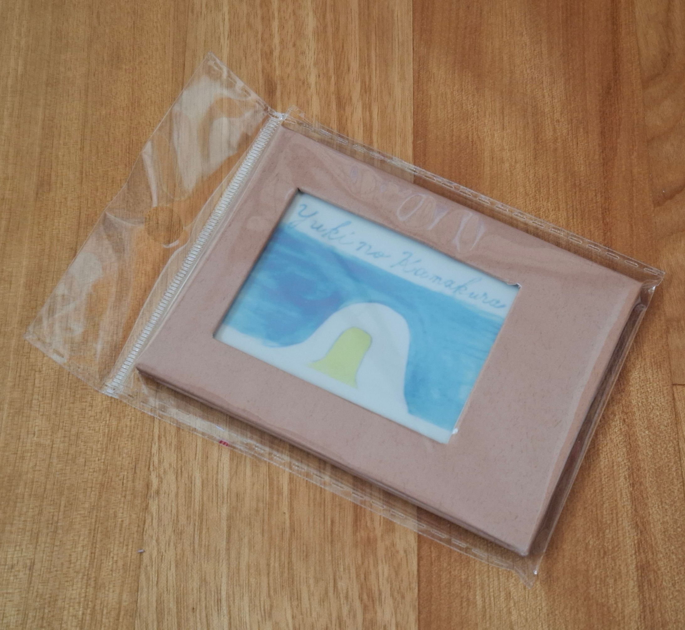 紙フレームに収めた絵「ゆきのかまくら」-1