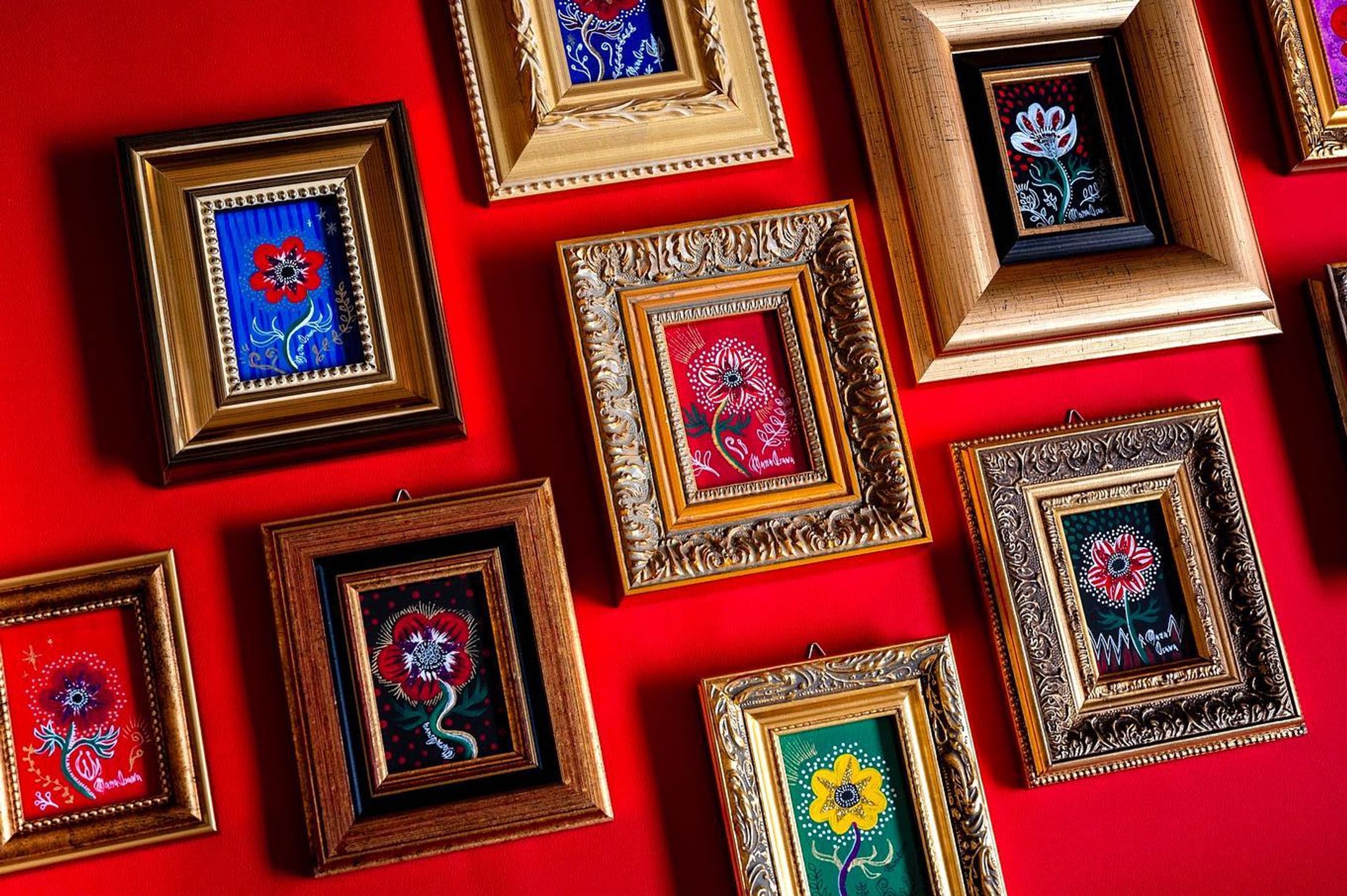 今週末はIndependent Tokyo ‼️写真一枚目は新作のミニ額絵。

今回は運営から一斉メールで審査で高評価を得るポイント②として”すっきりとした展示を心掛ける”ようにとのガイドラインとZoomでの説明会がありました。

分かってるヨォー！と言いながらも審査員の評価より得たいものは何か考えて、自分の世界観を貫きたい！って結論が出た。ファンのみんなもきっとそれを観たくて展示に足を運んでくれるのだろうから。

自分を嫌う人間を屈服させてでも認められたいと思うのは罪なのだろうか？正統派じゃないのはよくわかってるし、多分私のようなアウトサイダーな作品を見ようとしない彼らは良いなとか…少しでも気になったとしても、絶対に意地で認めようとしない、ピアノの森の審査員ジジイみたいな奴は実在するんだ。それを承知の上で私は挑みたくなる…！

という事で今回も自分らしく、好きなように展示ブース作ります♪お楽しみに❣️

Independent Tokyo 2023
日程: 8月5日(土)〜6日(日)
会場 : 東京ポートシティ竹芝 2F
東京都立産業貿易センター浜松町館

#independenttokyo #independenttokyo2023 
#大沢愛 #manaosawa #artcontemporain #modernart #artcollector #artgallery #acrylicpainting #painting  #collageartwork #illustration #artstagram #artlovers #visualart #contemporaryart #colorful  #mixedmedia #ミクストメディア #绘画 #当代艺术 #現代アート #현대예술 #アートコレクター#naiveart #womanartists #アネモネ #anemone #primitive-1