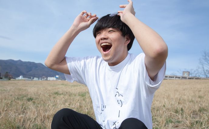 034.やっとメガネを見つけて大歓喜をする男