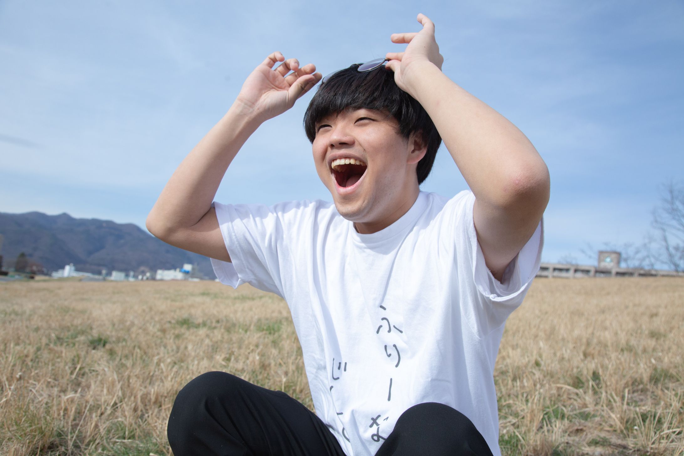 034.やっとメガネを見つけて大歓喜をする男-1