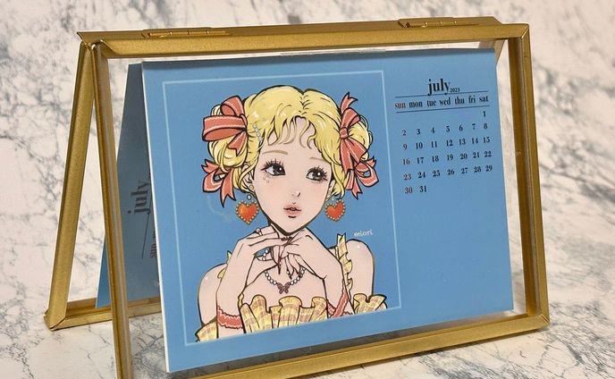 🌼7月カレンダーのネップリ配布企画🌼飾るとこんな感じです。イラストカレンダーを気軽に皆さんに飾っていただけると嬉しいなぁと思い、企画しました！ローソン・ファミマでプリントできます！　ユーザー番号　LPQ4TE53C5　期限  7月1日　昼11時まで