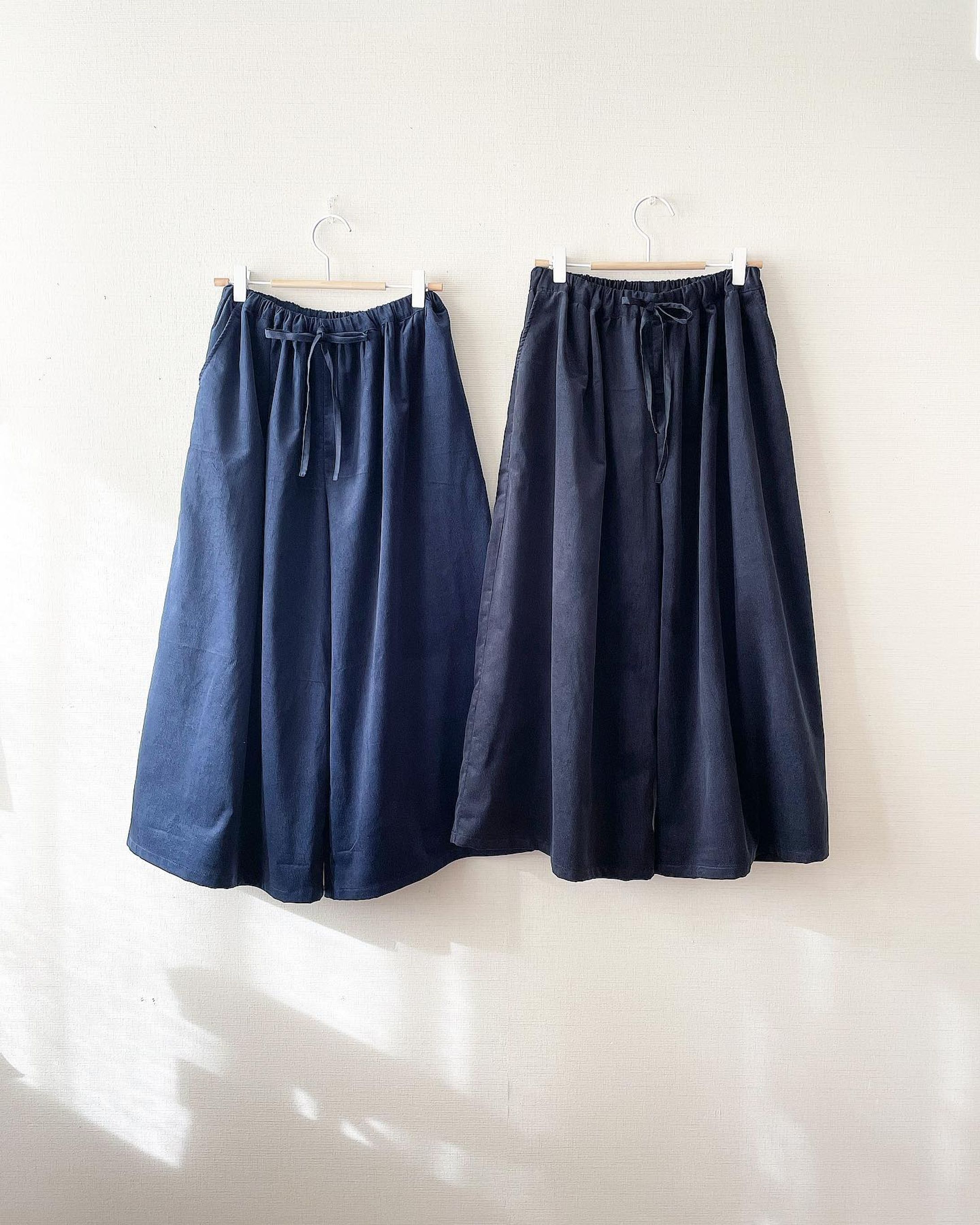 ギャザーワイドパンツは
根強い人気です。
コーデュロイのロング丈
ブラックベリーとネイビーです。

大人っぽいお色になってます。
この冬、可愛い靴下や
レギンスなど、コーディネートを
楽しんじゃってください🗼💕👍

---------------

SOCIAL  TOWER MARKET 2022
@socialtower.jp 
<みんなでX’mas>
会場　栄オアシス21緑の大地(地上階)
住所　名古屋市東区東桜1-11-1
開催日　12/10(土)  11日(日)
atelier Cl’e は　11日のみ出店
ブース38番
11：00〜16:00
入場料無料

名古屋栄のオアシス21地上にて
1日のみ出店させていただきます。

クリスマスにぴったりな
アクセサリーや
暖かいお洋服などをご用意して
お待ちしています♪

#クリスマスイベント 
#クリスマス
#オアシス21 
#オアシス21イベント 
#ソーシャルタワーマーケット 
#洋服 
#クリスマスプレゼント
#プレゼント
#クラフトイベント
#アクセサリー
#accessory
#Xmas-1