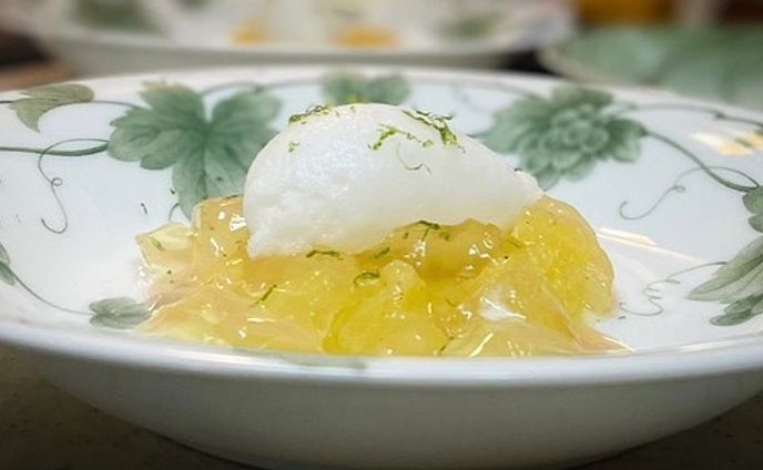 出張料理　日向夏　レモングラス　グアバ　ライム　バニラ　カモミール

さっぱりしてて美味しい☺️
この時期イチゴだけじゃなくて柑橘も美味しいです✨

#記念日 
#出張シェフ 
#出張料理 
#出張料理人 
#prime_chef 
#うちシェフ 
#インスタ映え 
#美食倶楽部 
#うちchef 
#デリバリー 
#おうち時間 
#フレンチ 
#おうちレストラン