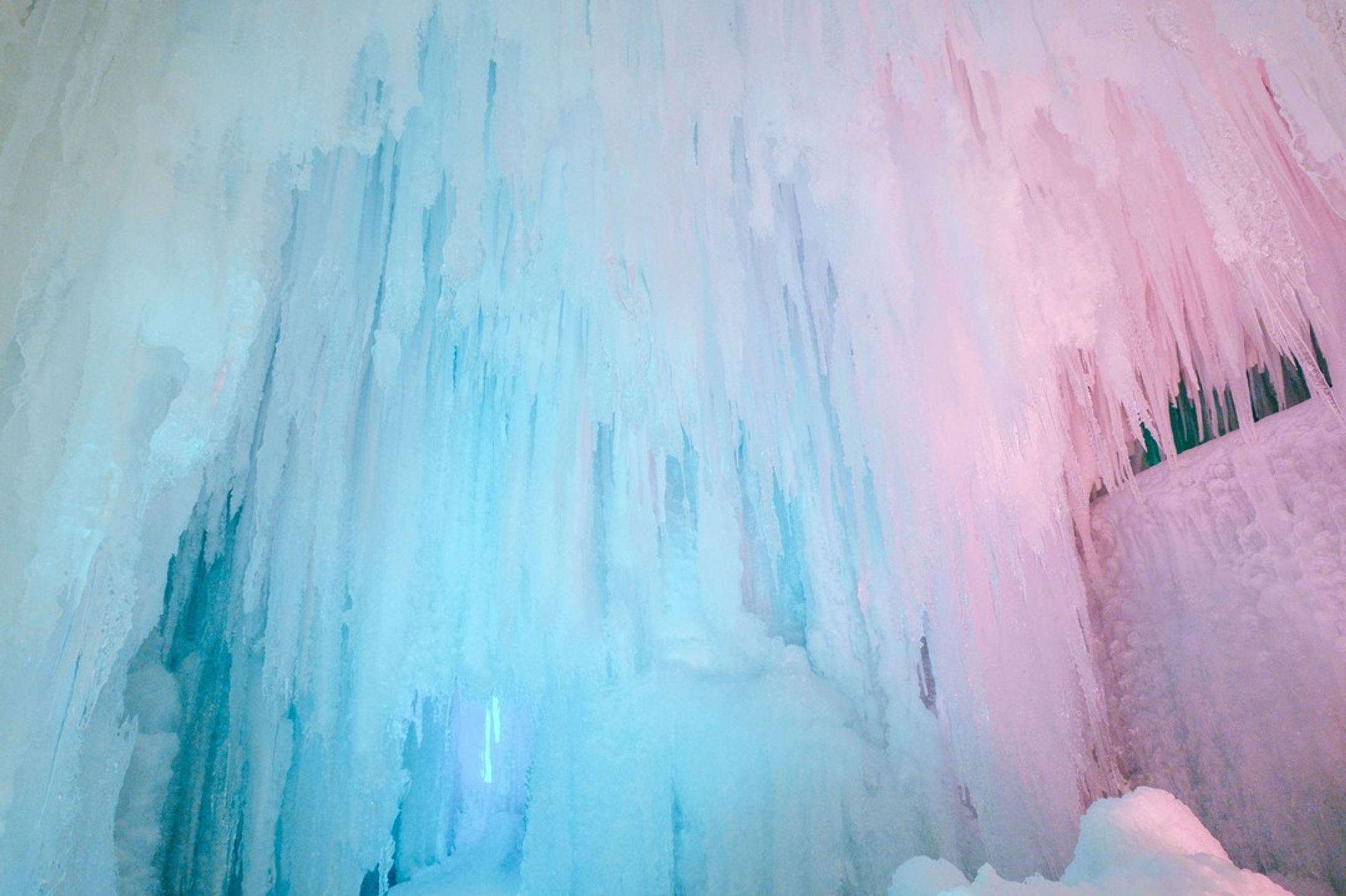 ⠀
【 北海道・上川町での移住生活日記 🏷Vol.28 】

GENICの企画で、上川町の暮らしを綴っていきます❄️
⠀
〰
⠀
１枚目：@genic_mag さんからお借りしているNikon Z6Ⅱ で、最終日の氷瀑まつりを撮影。暗いところにとにかく強いし、レタッチしやすい。今までも何度か書いてきたけど、氷瀑まつりは行くたびに表情が違うし、人といるかどうか・どのレンズを使うかでも撮れる写真が変わってくるからおもしろかった。

２〜７枚目：滝上という町にあるお店、KARSUIへ。名前のとおり、火曜と水曜のみ営業しているユニークなお店。居心地のよい店内と、おいもがゴロゴロ入った絶品コロッケにすっかり虜になりました。

８枚目：KARSUIへ向かう車の中。ドラえもんはいつの時代も人気者だね。

９枚目：滝上の町をお散歩。「妖精の町」を掲げる滝上町は、ふらふら歩くのも楽しい場所でした。

１０枚目：上川町に来たばかりのころからお世話になりまくっているかなこさん。モノクロにしたらパパラッチ感が出た。

⠀
#KAMIKAWORK
#genic_japan
#プチ移住
#北海道移住
⠀
#北海道
#上川町
#層雲峡

#hokkaido #hokkaidosgram #ひみつの絶景北海道 #行き先は北海道 #홋카이도 #홋카이도여행 #hibi_jp #todays_blue_collection #冬の北海道 #北海道の冬 #tokyocameraclub #naturelovers-1