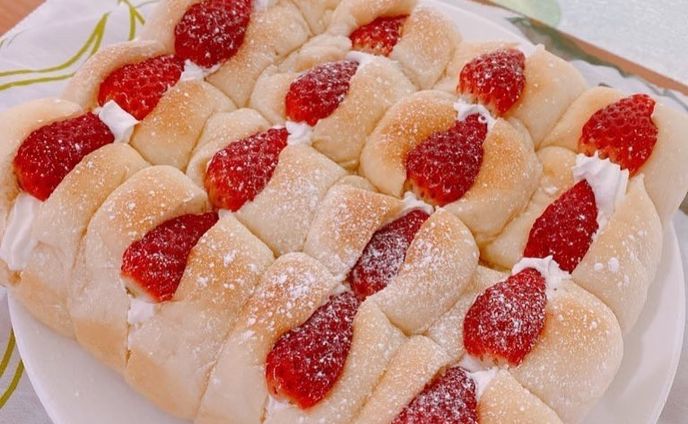 ちぎり苺ホイップパン