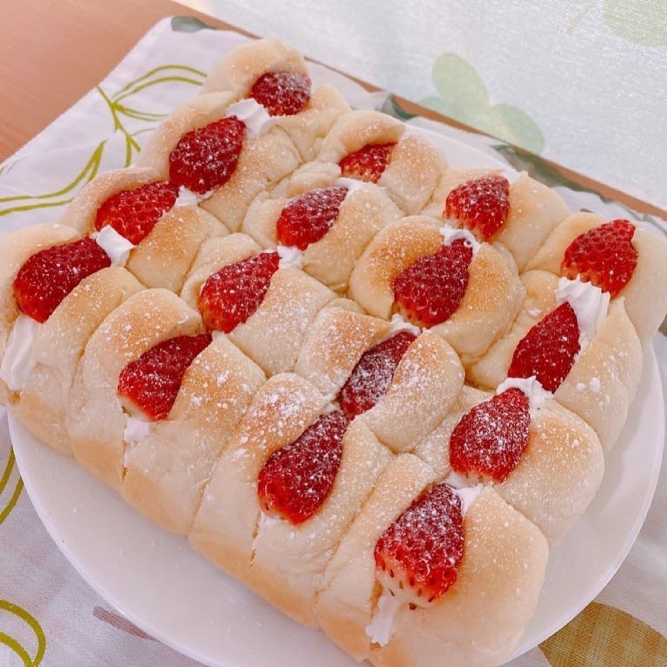 ちぎり苺ホイップパン-1