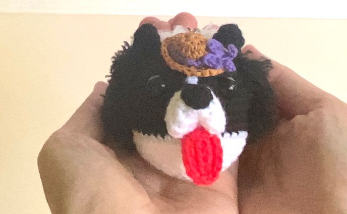 麦わら帽子をかぶったボーダーコリー犬（キーホルダー）