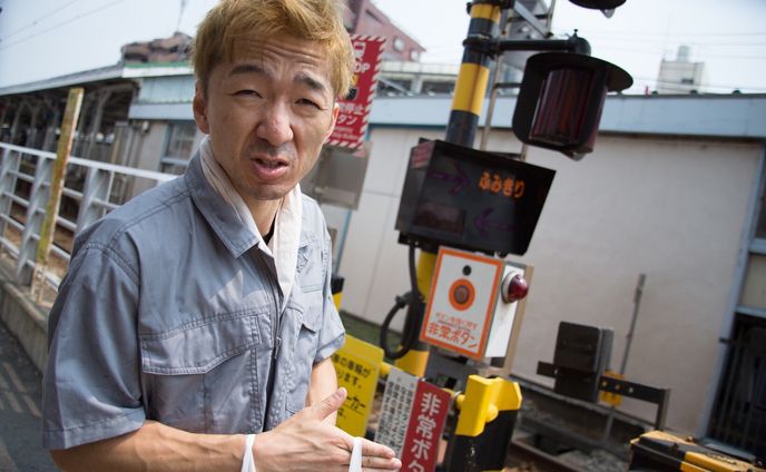 サボる、たれ目の自動車整備工