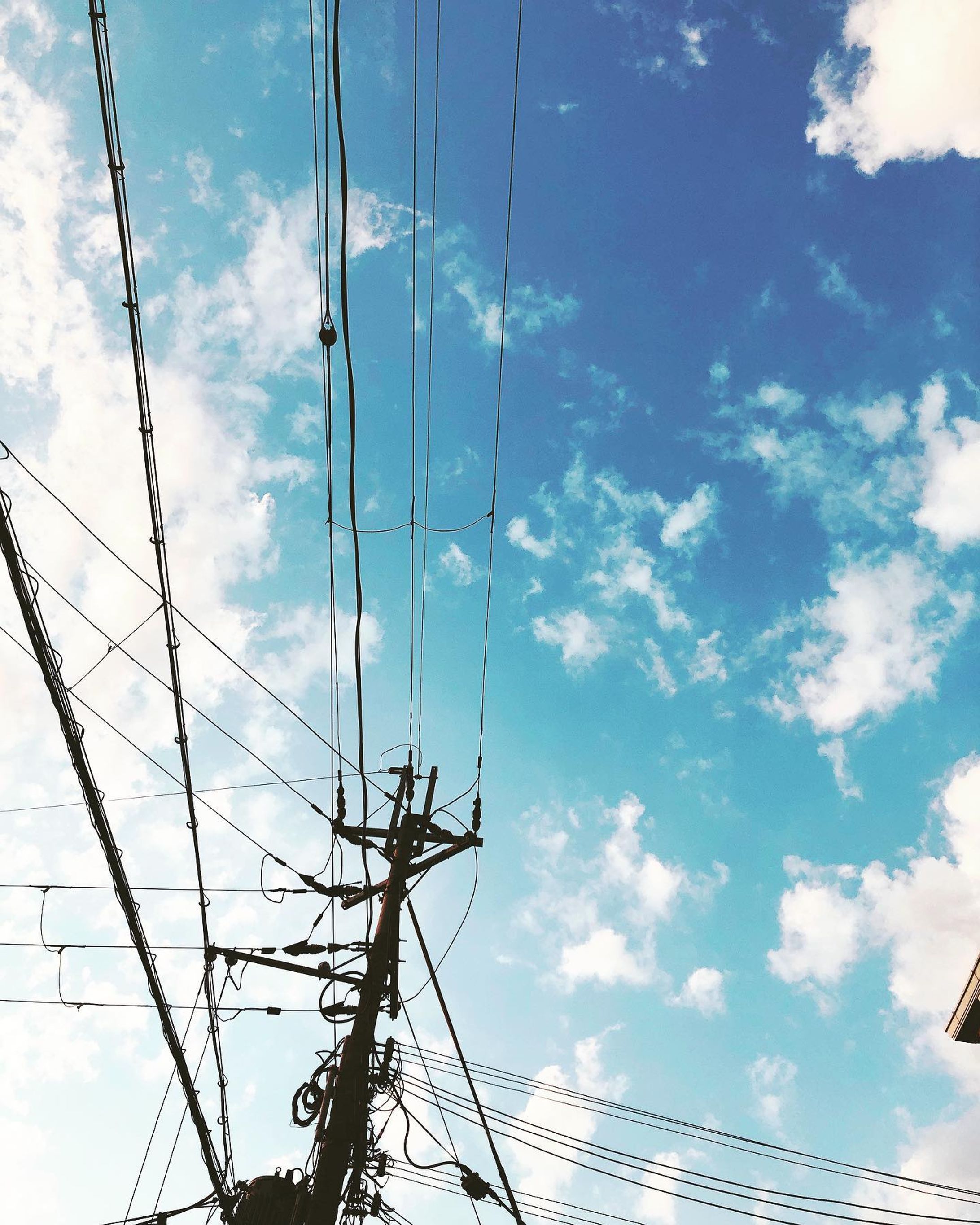#sky#空#景色#phot #photooftheday #photography #そらふぉと#そら部#電線#電柱
やはり精神回復のための救いの空である。わしを救ってくれ空…生きられないんだ…いっぱい撮ったから小出しにする。-1