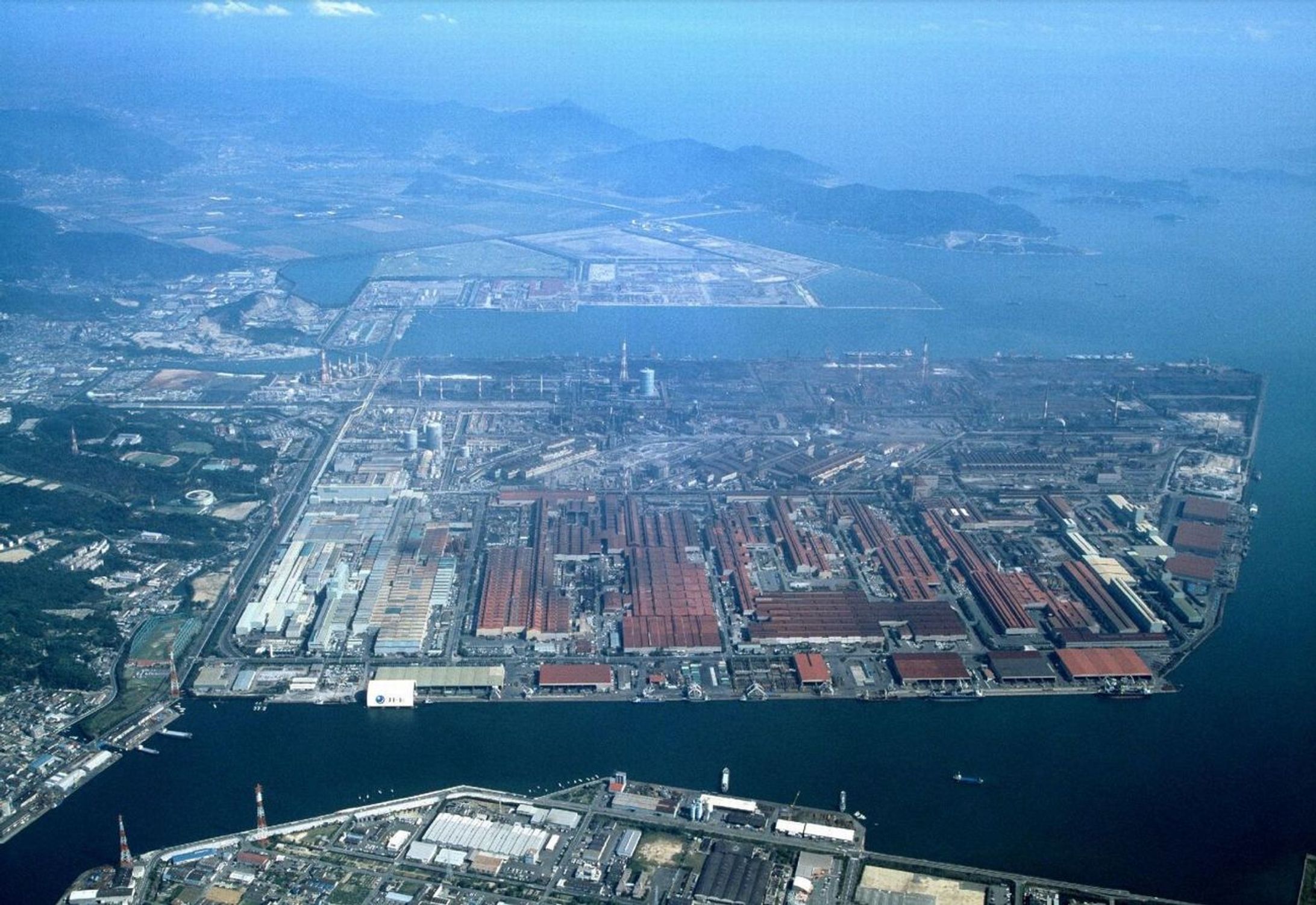 これが「日本一広い工場」のスケール感…瀬戸内海に突き出た「巨大な埋め立て地」まるごと製鉄所　JFEスチール西日本製鉄所福山地区-1