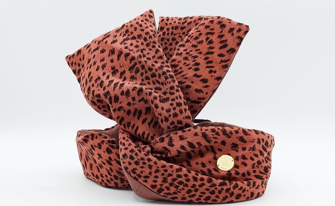 〰️𝒏𝒆𝒘 𝒂𝒓𝒓𝒊𝒗𝒂𝒍〰️
♻️𝒖𝒑𝒄𝒚𝒄𝒍𝒆 𝒎𝒂𝒖𝒗𝒆 𝒑𝒊𝒏𝒌 𝒍𝒆𝒐𝒑𝒂𝒓𝒅🐆

ヴィンテージライクな色落ち感が素敵なアップサイクルのレオパード柄シャツと
ちょうど良い具合のモーヴピンクの上質なレーヨン生地を見つけたのでリバーシブルでデザインしました。

幅は今までのワイドサイズよりも約3cm広く、端先は約3.5cm広く、スカーフを巻いたようなボリューム感を出したり、サイドを織り込むと細くなったりと自由自在にアレンジ可能！端先を捻ると生地の出方も変えることが出来色々な雰囲気をお楽しみいただけます。

デイリーウェアはもちろん古着のお洋服とも相性抜群です！
レオパード柄はカジュアルに、モーヴピンクの方は綺麗めとして使い分けして下さい。

1枚あれば年中お楽しみいただけるアップサイクルのシャツを使用したQPPA®︎を是非お楽しみ下さい。
サイドはQPPA®︎オリジナルチャームがキラッと光り高級感をプラスしています。

〰️ターバンのご購入は〰️
✔︎以下のInstagramプロフィールリンク
@qppa.ii
@ii_mnm_lp

▶︎Creema 🔎QPPAで出てきます
▶︎minne 🔎QPPAで出てきます
💌ご購入方法が分からない場合はDMにてお尋ね下さい♡

.
.
.
.
#キュッパ #着せ替えターバン#エスニック #着せ替えターバン #日本製 #madeinjapan  #ターバンアレンジ #ターバン #ターバンヘア #ターバンコーデ #ヘアアレンジ #ヘアアクセサリー #ヘアアクセ #ヘアバンド#海 #湘南スタイル #茅ヶ崎市 #茅ヶ崎 #ヘアケアグッズ #時短ヘアアレンジ #ワイヤーターバン#アップサイクル #レオパード #モーヴピンク