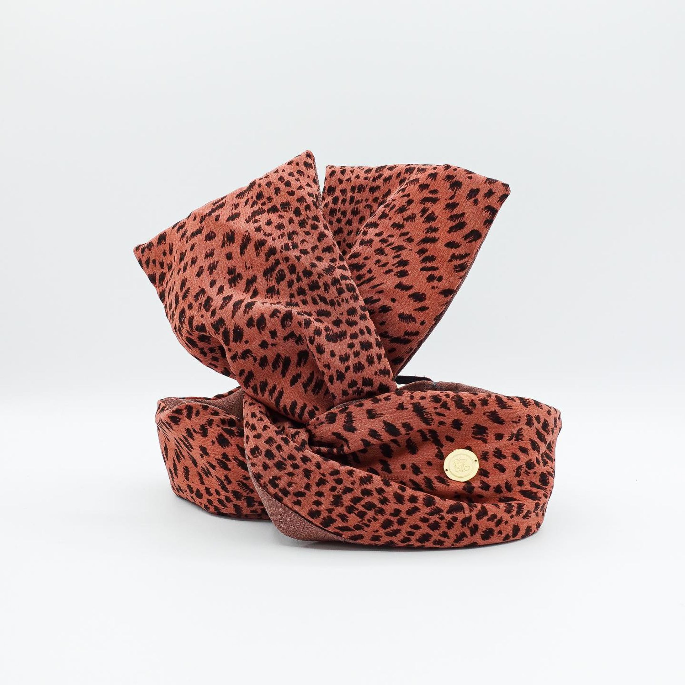 〰️𝒏𝒆𝒘 𝒂𝒓𝒓𝒊𝒗𝒂𝒍〰️
♻️𝒖𝒑𝒄𝒚𝒄𝒍𝒆 𝒎𝒂𝒖𝒗𝒆 𝒑𝒊𝒏𝒌 𝒍𝒆𝒐𝒑𝒂𝒓𝒅🐆

ヴィンテージライクな色落ち感が素敵なアップサイクルのレオパード柄シャツと
ちょうど良い具合のモーヴピンクの上質なレーヨン生地を見つけたのでリバーシブルでデザインしました。

幅は今までのワイドサイズよりも約3cm広く、端先は約3.5cm広く、スカーフを巻いたようなボリューム感を出したり、サイドを織り込むと細くなったりと自由自在にアレンジ可能！端先を捻ると生地の出方も変えることが出来色々な雰囲気をお楽しみいただけます。

デイリーウェアはもちろん古着のお洋服とも相性抜群です！
レオパード柄はカジュアルに、モーヴピンクの方は綺麗めとして使い分けして下さい。

1枚あれば年中お楽しみいただけるアップサイクルのシャツを使用したQPPA®︎を是非お楽しみ下さい。
サイドはQPPA®︎オリジナルチャームがキラッと光り高級感をプラスしています。

〰️ターバンのご購入は〰️
✔︎以下のInstagramプロフィールリンク
@qppa.ii
@ii_mnm_lp

▶︎Creema 🔎QPPAで出てきます
▶︎minne 🔎QPPAで出てきます
💌ご購入方法が分からない場合はDMにてお尋ね下さい♡

.
.
.
.
#キュッパ #着せ替えターバン#エスニック #着せ替えターバン #日本製 #madeinjapan  #ターバンアレンジ #ターバン #ターバンヘア #ターバンコーデ #ヘアアレンジ #ヘアアクセサリー #ヘアアクセ #ヘアバンド#海 #湘南スタイル #茅ヶ崎市 #茅ヶ崎 #ヘアケアグッズ #時短ヘアアレンジ #ワイヤーターバン#アップサイクル #レオパード #モーヴピンク-1