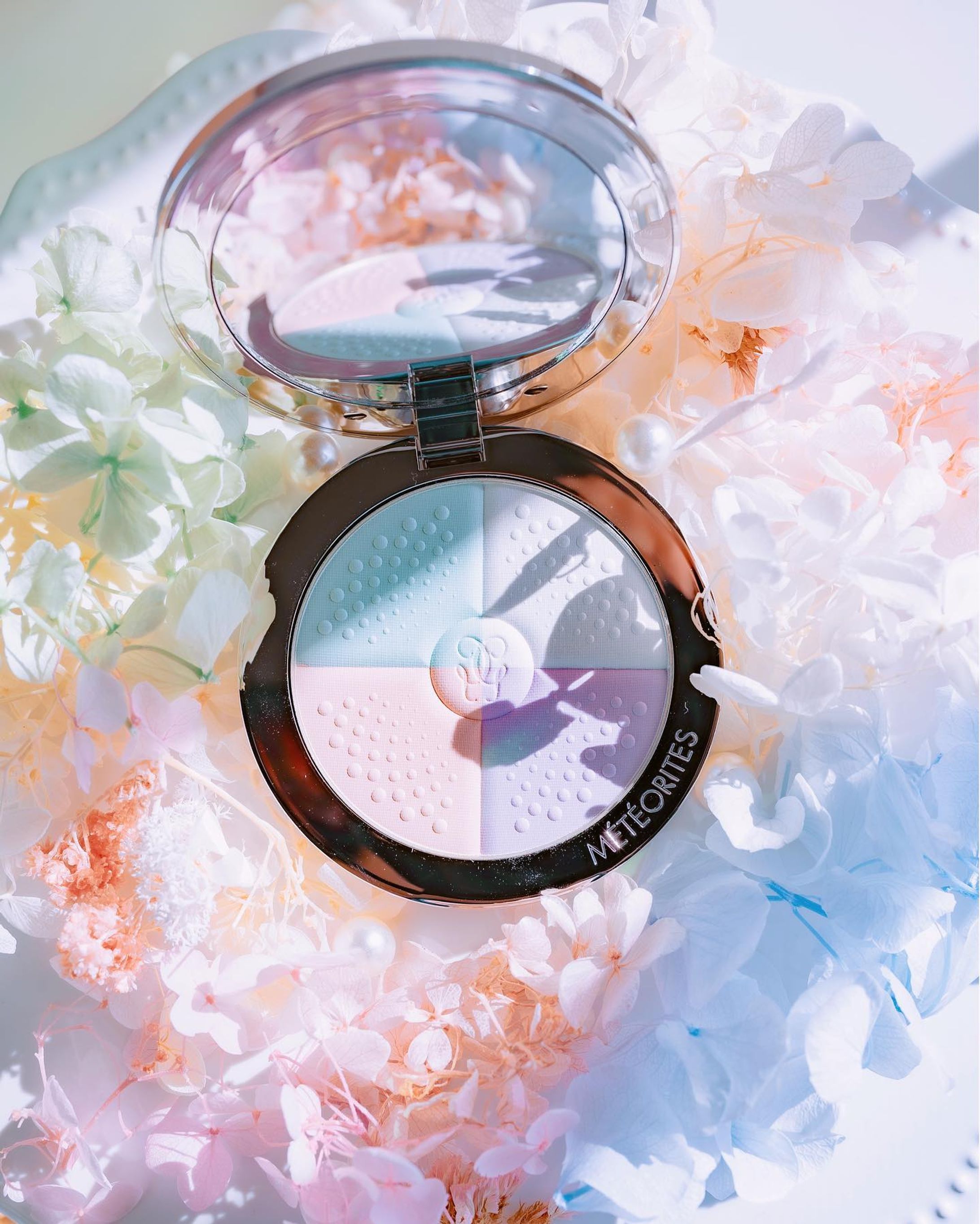 春ってコスメを新調したくなる𓂃❤︎

@guerlain の名品フェイスパウダー、
メテオリットをお迎え🥺

ほんっとかわいいの𓂃❤︎

私ゲランのコスメ、
ディティールも香りもお姫様になれたみたいな気持ちになれて大好き❤︎

子供もいて、なかなかデパコスを買いに行く時間が取れなかったんだけど

ZOZOTOWNのZOZO COSMEでゲットできました𓂃😮‍💨

他にもいろんなコスメが注文できるし、
届くのも早いのでおすすめ。

メテオリット、発光するようなパール感があって仕上げに使ってます。
持ち運びしたいのでプレストタイプ❤︎

ケースも可愛くって好きすぎる❤︎

ZOZOCOSMEは1周年なんだそう。
3/29まで期間限定1000pointプレゼントキャンペーンしてるので是非チェックして❤︎

❤︎thank you❤︎
Lemon Squareを通じて、ZOZOCOSMEから商品を提供していただきました❤︎

#zozocosme #zozocosme１周年 #zozotown #ゾゾコスメ #lemonsquare🍋 #メテオリット #guerlain #フェイスパウダー #艶肌 #艶肌ファンデーション #艶肌メイク #30代コスメ #商品撮影 #物撮り #ブツ撮り #フォトスタイリング #スタイリングフォト #ルースパウダー #ゲラン #ゲランファンデーション #花のある暮らし-1