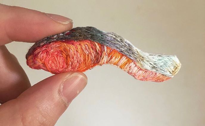 シャケの切り身の刺繍