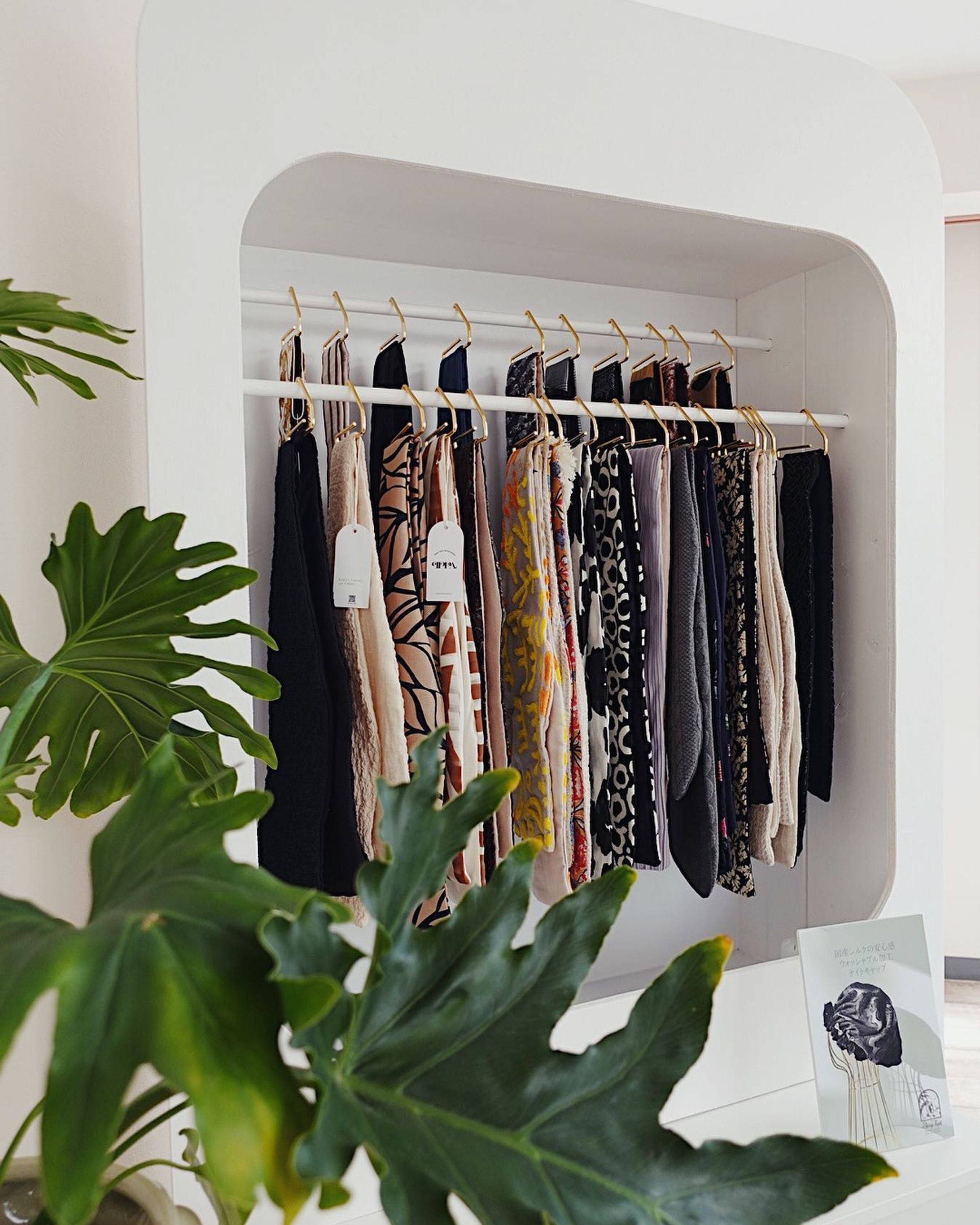 qppA®︎カバーは40種以上の
ご用意がございます🌿

daily使いや、初めての方にもおすすめの
カバーなど。

1度ご愛用いただいたお客様には
『次は柄物が欲しい☺️』
とよく言っていただきます。

3枚・5枚セット（ベース1本無料）の
ご用意もございますので
是非オンラインショップをご覧下さい🚩

#身だしなみ  #キュッパ #着せ替えターバン #たーばん#キセカエワイヤーターバン#着せ替え #たーばん #ヘアバンド #ワイヤーターバン #湘南 #茅ヶ崎 #ターバンヘア #デニムリメイク #リメイクターバン #グリーンターバン #デニムターバン #小顔効果抜群 #小顔効果-1