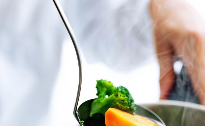 新しくお迎えしたキッチン雑貨たち。

先日ご紹介したピーラーと同じラウンドバーシリーズのレードルで、娘の大好きなポトフを𓂃💖

☑︎レードル　ラウンドバーシリーズ(ヨシタ手工業デザイン室)
@noritzdays 

伝統的な金属加工技術が根ざす新潟県燕市で出会ったステンレス材と、工芸的な手作業が生み出す無駄のない美しいフォルムと質感。

従来のいわゆるクラフトでもない、工業製品でもない。

機械加工と手作業を組み合わせて生み出すメイドインジャパンのステンレスアイテム。

やはりこれも美しい・・・。

☑︎そうじの神様　極ラクブラシW

台所用。茶渋やお弁当にも、ブラシ面とクロス面でアプローチ。
洗剤なしでも使えるのがすごいところ！
わたしは子供がいるので洗剤つかっちゃうんだけど、コーヒーの茶渋も落とせましたよ🤤

☑︎入浴剤　温包湯　
マイクロバブルで温浴効果UP💖

生活を豊かにするいろんなアイテムが楽しめる @noritzdays 。
是非チェックしてみて下さい💖

#noritzdays #ノーリツ #noritzdaysのある暮し #暮らしの道具 #キッチン雑貨 #PR #snapmart #商品撮影 #ブツ撮り #キッチン収納 #キッチン用品