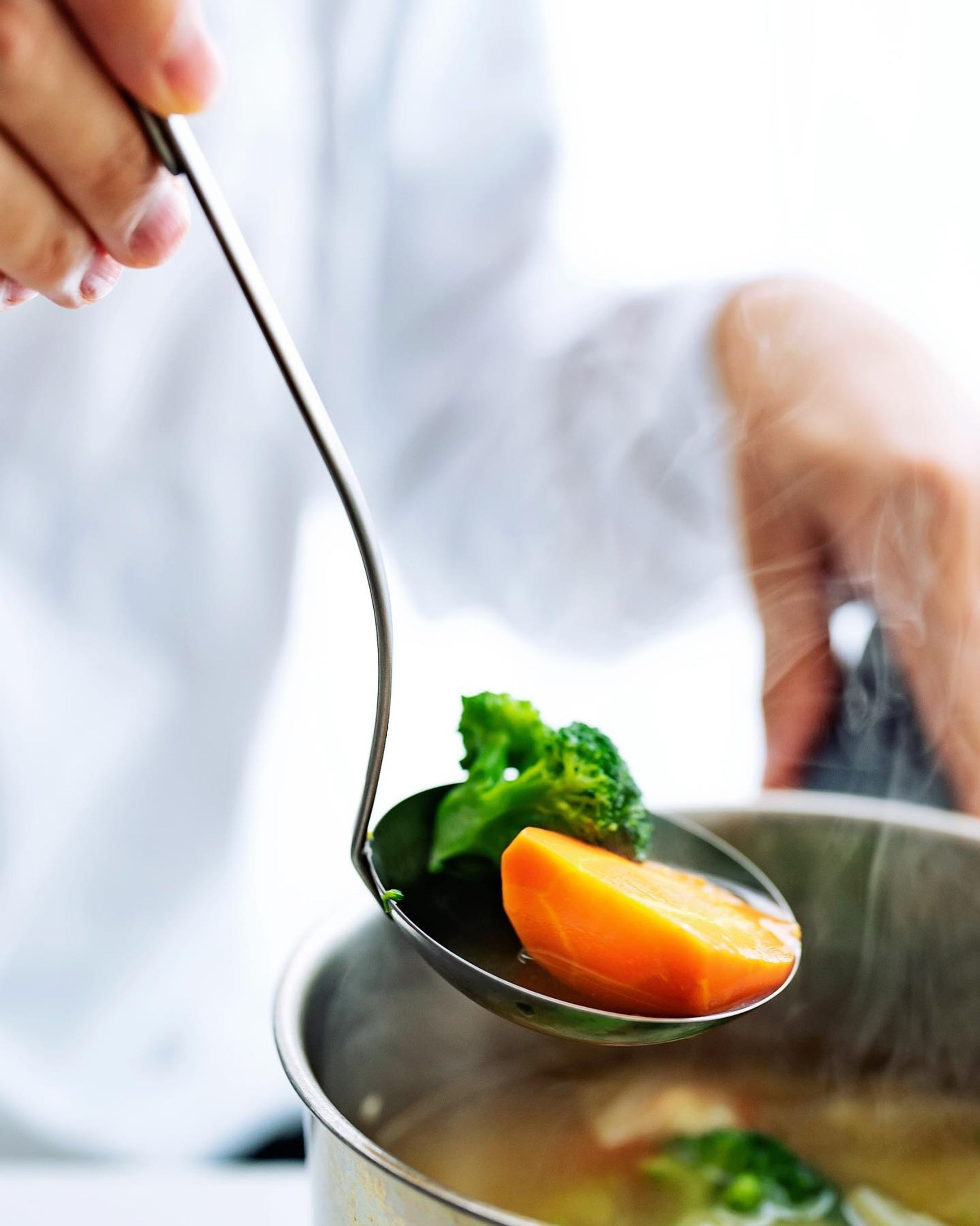 新しくお迎えしたキッチン雑貨たち。

先日ご紹介したピーラーと同じラウンドバーシリーズのレードルで、娘の大好きなポトフを𓂃💖

☑︎レードル　ラウンドバーシリーズ(ヨシタ手工業デザイン室)
@noritzdays 

伝統的な金属加工技術が根ざす新潟県燕市で出会ったステンレス材と、工芸的な手作業が生み出す無駄のない美しいフォルムと質感。

従来のいわゆるクラフトでもない、工業製品でもない。

機械加工と手作業を組み合わせて生み出すメイドインジャパンのステンレスアイテム。

やはりこれも美しい・・・。

☑︎そうじの神様　極ラクブラシW

台所用。茶渋やお弁当にも、ブラシ面とクロス面でアプローチ。
洗剤なしでも使えるのがすごいところ！
わたしは子供がいるので洗剤つかっちゃうんだけど、コーヒーの茶渋も落とせましたよ🤤

☑︎入浴剤　温包湯　
マイクロバブルで温浴効果UP💖

生活を豊かにするいろんなアイテムが楽しめる @noritzdays 。
是非チェックしてみて下さい💖

#noritzdays #ノーリツ #noritzdaysのある暮し #暮らしの道具 #キッチン雑貨 #PR #snapmart #商品撮影 #ブツ撮り #キッチン収納 #キッチン用品-1