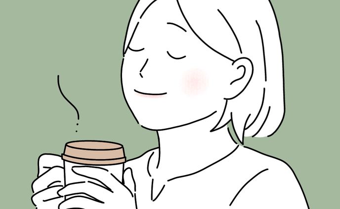 コーヒーを飲みくつろぐ女性