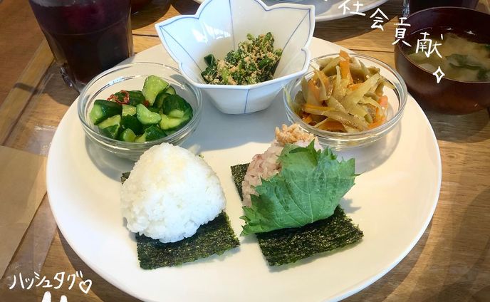 他の投稿はこちら→ @_star_ethical 

【 #OnigiriAction って知ってる🍙❔】

みんなの今日のお昼ご飯はなんだったかな？😊
SDGsのことは理解したけど、、
アクションするのはちょっとハードル高い、、、。
って方に必見！😚

①おにぎりの写真を撮る📸
②SNSに #OnigiriAction をつけて投稿する✨

このたった2STEPで、
5食分の給食がアフリカ・アジアの子どもたちに届く！

SNSに載せるのもちょっとハードル高いよ、、🥹って子は、 @tablefor2_official の特設サイトに写真を送ることもできるよ👍

みんなは何味のおにぎりがタイプ？😏
私は昆布です(^^)

ちなみに、、、
この投稿のおにぎりは、
中目黒の「Onigily」 @onigily_cafe 
店員さんに聞いてみたら、セットについてくる唐揚げをベジおかずに変更できたよ☺︎

期間は11/6(日) まで！
これを機にSDGsを「自分ごと」にしてみよう☺️

- - - - - - - - - - - - - - - - - - - - - - - - - - - - - - - - - 

Miyu🌿 @_star_ethical 
フォローもよろしくお願いします☺︎

#おにぎりアクション #フードロス #食料問題 #おにぎり
#環境問題 #気候変動 #環境保全 #海洋汚染 #大気汚染 #動物愛護 #森林伐採 #SDGs #サステナブル #エシカル #ヴィーガン #社会問題 #日本文化 #plasticfree #ethical #vegan #sustainable #エシカル消費 #プラントベース #ベジタリアン #買い物は投票 #地産地消 #日本文化 #地方創生 #サスティナブル