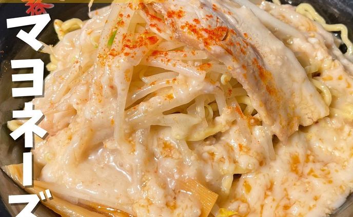 【神田】油好きにはたまらない！背脂とタレがたっぷりの大満足油そば専門店　油そば専門店春日亭　神田店
...
▼ポイント
◆ 鶏がらと豚骨をじっくり2日間煮込み、さらに力強く炊き出した上質なスープが油そばの旨味を最大限に引き出す
◆北海道産小麦100%の極上究極熟成生麺を使用した中太ちぢれ麺へのこだわりが凄い
◆ お酢・ラー油・にんにく・特製辛味壺・マヨネーズなどで自分好みにできる楽しみがある

▼注文内容(税込)
鳥豚油そば　980円(特盛り)

まずは熱々の状態で混ぜてそのまま食べます🔥
中太ちぢれ麺に旨みが凝縮されたスープが絡み旨い😋
次に、ラー油とお酢をそれぞれ2周くらいかけてこれもまた旨い😋
さらにニンニク🧄を足すとこれまた旨い😋
最後にマヨネーズをかけて思いっきり混ぜるともう罪悪感のかたまりで、ギルティフードの完成です⚠️
ジャンクの王道を突っ走るマヨネーズトッピングは癖になる味でした😆
混ぜそばは、特盛にすると麺の量が多いから一度にたくさんの味変を楽しめるのが醍醐味🍜

〇⚫︎〇⚫︎店舗情報〇⚫︎〇⚫︎
▼店名
油そば専門店春日亭 神田店

▼予算
〜1,000円

▼アクセス
JR神田駅西口から徒歩1分

▼所在地
東京都千代田区内神田3-9-6

▼TEL
03-6206-0837

▼営業時間
[月～土] 11:00～22:45 [日・祝] 11:00～21:00

▼予約
不可

▼個室
無
---------------------------
グルメ情報を発信しております！
投稿内容が気になった方は @taiki_gourmet 
フォロー&いいね👍&コメントお待ちしております！
---------------------------
#グルメ #グルメスタグラム #グルメ好きな人と繋がりたい #神田 #神田駅 #神田グルメ #神田ディナー #神田ランチ #春日亭 #春日亭油そば #油そば専門店春日亭 #油そば #油そば専門店 #ラーメン #ラーメン好きな人と繋がりたい #ラーメン部 #ラーメンインスタグラマー #らーめん #らーめん部 #らーめんインスタグラマー #らーめん大好き #麺 #麺スタグラム #麺スタグラマー #麺活