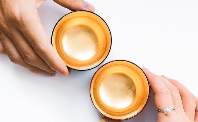 京都から届いたシンプルモダンな漆器𓂃

実用的な和のものが使いたい大人にオススメのぐい呑み。

☑︎ ぐい呑み ユリ型内金箔 朱
☑︎ ぐい呑み ユリ型内金箔 黒

記念日のギフト、贈り物にもおすすめ。

ぐい呑みってはじめてなんだけど、日本酒デビューしてみたかったので嬉しい・・・🥹

お猪口でなくぐい呑みというところが私らしい🥹

小鉢としても利用できるサイズ感。

和のものってどうしてこう美しいのか・・・

#noritzdays #ノーリツ #noritzdaysのある暮し #暮らしの道具 #キッチン雑貨 #PR #snapmart #商品撮影 #ブツ撮り #キッチン収納 #キッチン用品