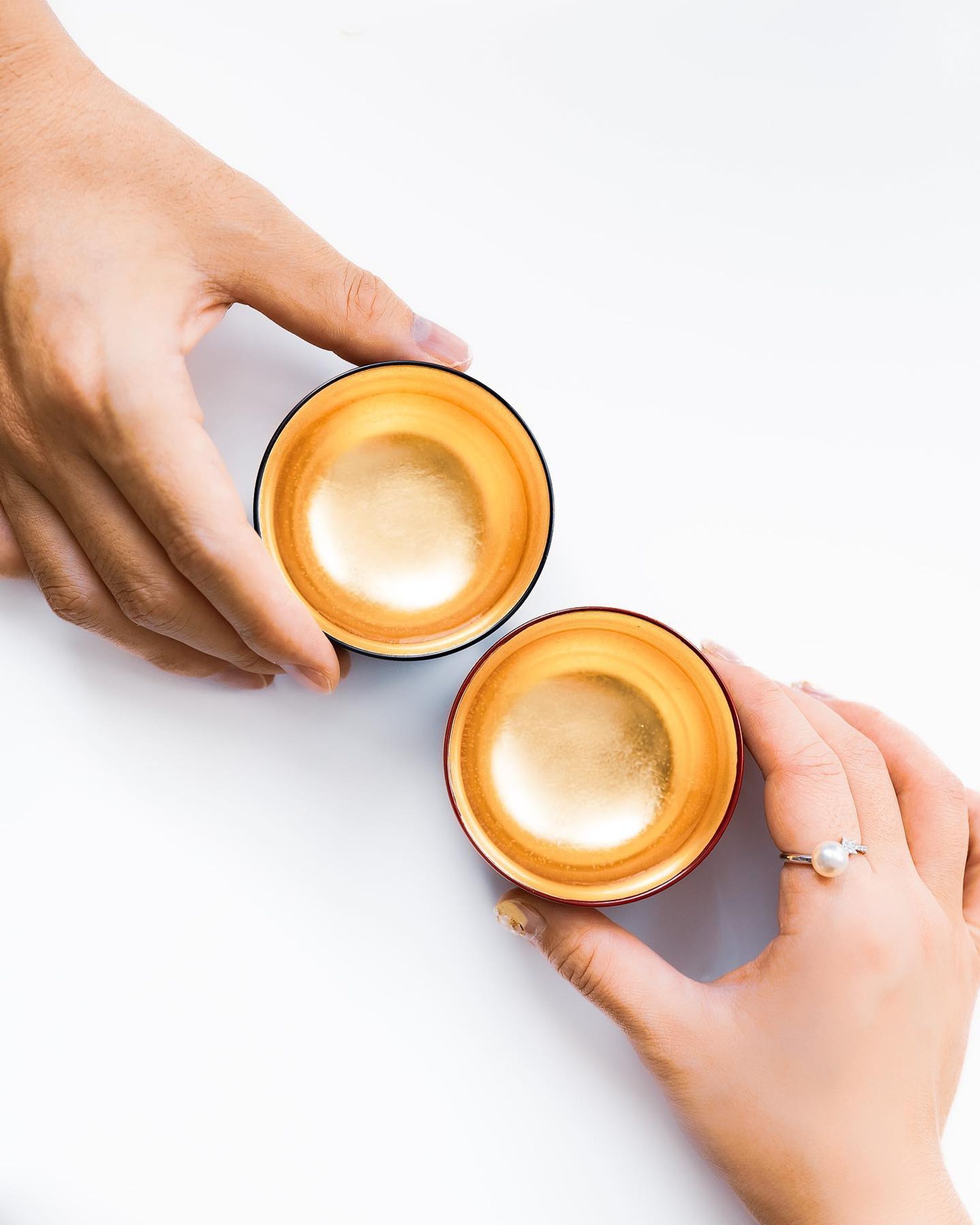 京都から届いたシンプルモダンな漆器𓂃

実用的な和のものが使いたい大人にオススメのぐい呑み。

☑︎ ぐい呑み ユリ型内金箔 朱
☑︎ ぐい呑み ユリ型内金箔 黒

記念日のギフト、贈り物にもおすすめ。

ぐい呑みってはじめてなんだけど、日本酒デビューしてみたかったので嬉しい・・・🥹

お猪口でなくぐい呑みというところが私らしい🥹

小鉢としても利用できるサイズ感。

和のものってどうしてこう美しいのか・・・

#noritzdays #ノーリツ #noritzdaysのある暮し #暮らしの道具 #キッチン雑貨 #PR #snapmart #商品撮影 #ブツ撮り #キッチン収納 #キッチン用品-1