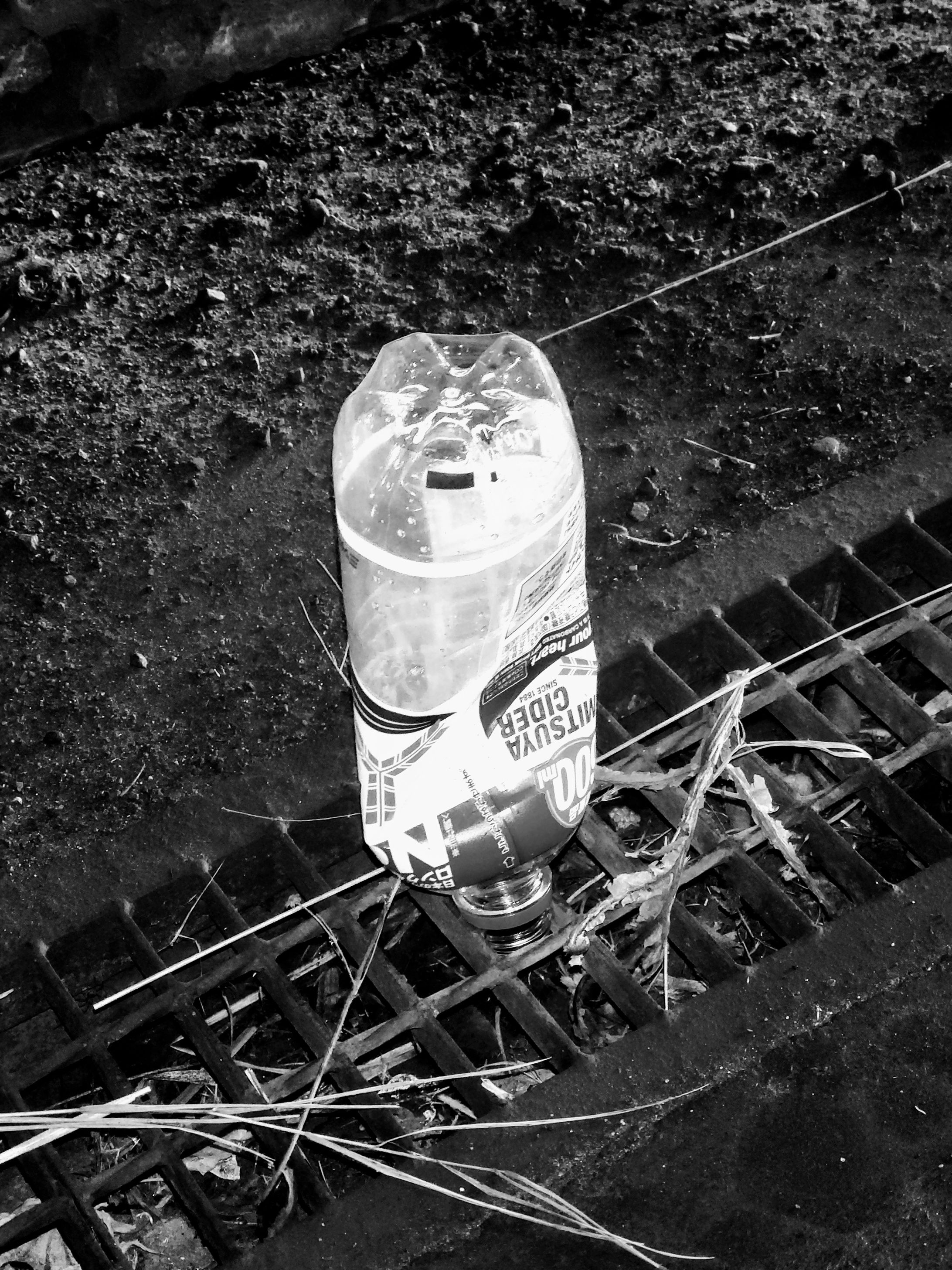 側溝に突き立てられたペットボトル。-1