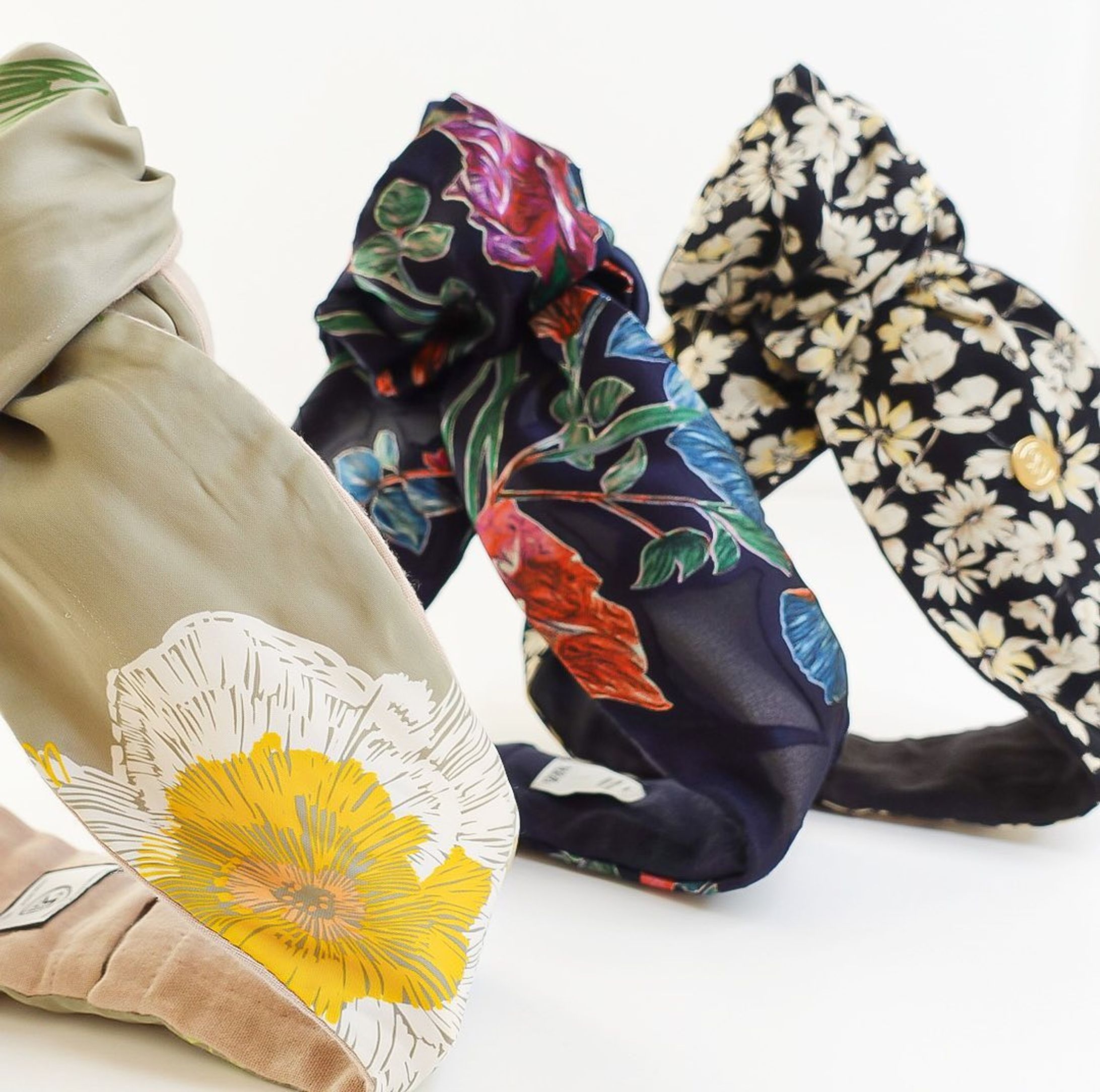 春限定のボタニカル柄カバーの3枚セット🕊

サイズはショートとレギュラーどちらかお選びいただけます。

【ガーデン】
しっとり柔らかく肌触り抜群の生地です。
くすみカラーで光沢もありカジュアルにもエレガントにもお使いいただけます。
カット場所により柄が少し異なります。

【チチェク】
トルコ製で肌触りが抜群の柔らかな生地です。
ブラックコーデにさらっと巻くと素敵です。

【シースルーロズ】
立体的なオパール加工により、影絵みたいに濃紺で縁取られたカラフルなローズプリント
色鉛筆でなぞったようなタッチながら、サテンの光沢を伴ったピンク・紫・橙・緑・水色の鮮やかな花葉で、存在感があります。春夏はもちろんTPOに合わせてお使い頂けます。


〰️ターバンのご購入は〰️
✔︎以下のInstagramプロフィールリンク
@qppa.ii
@ii_mnm_lp

▶︎Creema 🔎QPPAで出てきます
▶︎minne 🔎QPPAで出てきます
💌ご購入方法が分からない場合はDMにてお尋ね下さい♡

.
.
.
.
#キュッパ #着せ替えターバン#エスニック #着せ替えターバン #日本製 #madeinjapan  #ターバンアレンジ #ターバン #ターバンヘア #ターバンコーデ #ヘアアレンジ #ヘアアクセサリー #ヘアアクセ #ヘアバンド#海 #湘南スタイル #茅ヶ崎市 #茅ヶ崎 #ヘアケアグッズ #時短ヘアアレンジ #ワイヤーターバン-1