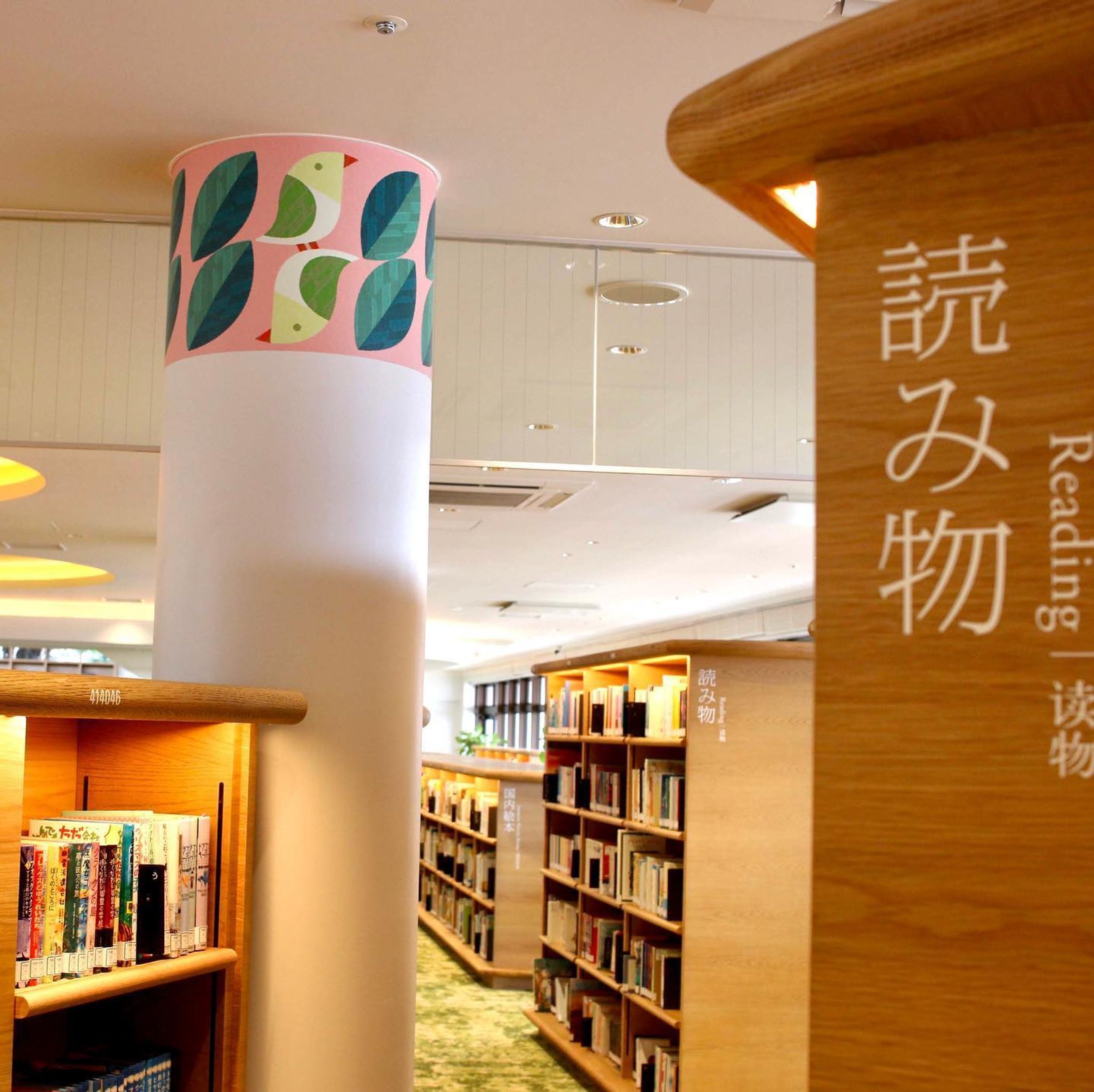 .
【📚🐺ロシトロカ WORKS🐑📚】
.
和歌山市民図書館( @wakayama_civic_lib )
「こどもとしょかん」<支柱>エリア
.
支柱それぞれに<森>や<海>のエリア付近に合わせたパターン柄のサインを描きました😊
.
支柱をぐるっと回ると、絵柄の中に鳥さんやお魚さんがチラッと見えます🦜🐠)))
.
.
#ロシトロカ #lositoloca
#イラスト #イラストレーション
#illust #illustration #illustrator
#illustrationworks #animal
#animalillustration 
#childrenillustration
.
#和歌山市駅 #図書館 #和歌山市民図書館 #library #wakayamaciviclibrary #南海和歌山市駅　#insta_wakayama #wakayama #wakayamagram #和歌山市 #和歌山県 #スターバックス #蔦屋書店 #蔦屋図書館 #壁画 #wallart
#本 #book #📚-1