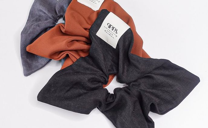 〰️リバーシブルタグ〰️

square big chouchou 🔳

「片面はQPPA®︎のロゴを、もう片面には「キュッ！パッ！」と言っているお顔をデザインした遊び心のあるタグを。

◼︎2600＋tax

🧘🏻日々のビューティケアをラクにおしゃれにする
湘南𝑯𝒂𝒊𝒓 𝒄𝒂𝒓𝒆 𝒂𝒄𝒄𝒆𝒔𝒔𝒐𝒓𝒊𝒆𝒔

〰️シュシュのご購入は〰️
✔︎以下のInstagramプロフィールリンク
@qppa.ii
@ii_mnm_lp

▶︎Creema 🔎QPPAで出てきます
▶︎minne 🔎QPPAで出てきます
💌ご購入方法が分からない場合はDMにてお尋ね下さい♡

.
.
.
.
#キュッパ #シュシュ#エスニック #スクエア #日本製 #madeinjapan  #スクエアシュシュ #簡単ヘアアレンジ #大人ファッション #大人シンプル #ミニマル #大人シンプルコーデ #大人ヘア #大人ヘアスタイル ##ヘアアレンジ #ヘアアクセサリー #ヘアアクセ #ヘアバンド#海 #湘南スタイル #茅ヶ崎市 #茅ヶ崎 #ヘアケアグッズ #時短ヘアアレンジ#30代ヘアスタイル #40代ヘアスタイル #20代ヘアスタイル