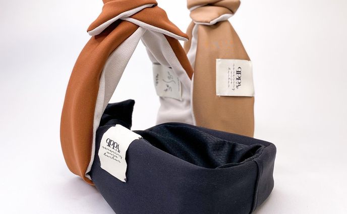 𝐍𝐄𝐖 𝐀𝐑𝐑𝐈𝐕𝐀𝐋｜
𝐐𝐏𝐏𝐀®︎ 𝐒𝐏𝐎𝐑𝐓𝐒

表はストレッチの効いたスポーツカジュアルな生地を使用。
裏地には様々な機能を持つ光触媒レーヨンで、拡散性に優れたW断面ポリエステルを包む特殊構造の「シャインクール」を使用したメッシュ素材を使用。
UVカット・消臭・抗菌防臭・抗ピリング・吸収速乾機能があります。

デイリー使いはもちろん、夏も快適にお使いいただけます。

オリジナル両面デザインタグがポイントで、表はQPPA®︎のロゴ、裏は「キュッ！パッ！」と言っているお顔をデザイン。

機能性と遊び心を持ち合わせたターバンで心が軽く楽しくなっていただけると幸いです♪

◼︎幅　ワイド
◼︎デザイン　S・R  ・L
◼︎素材：ポリエステル・レーヨン
◼︎カバー単品　4400yen

#ターバン#着せ替えターバン #ミニマル #ヘアターバン #ヘアターバンアレンジ #抗菌 #速乾 #sports #yoga #pirates #ヨガ #ピラティス #へああれんじ #ヘアバンド #湘南 #茅ヶ崎 #fashion #おしゃれ #キュッパ