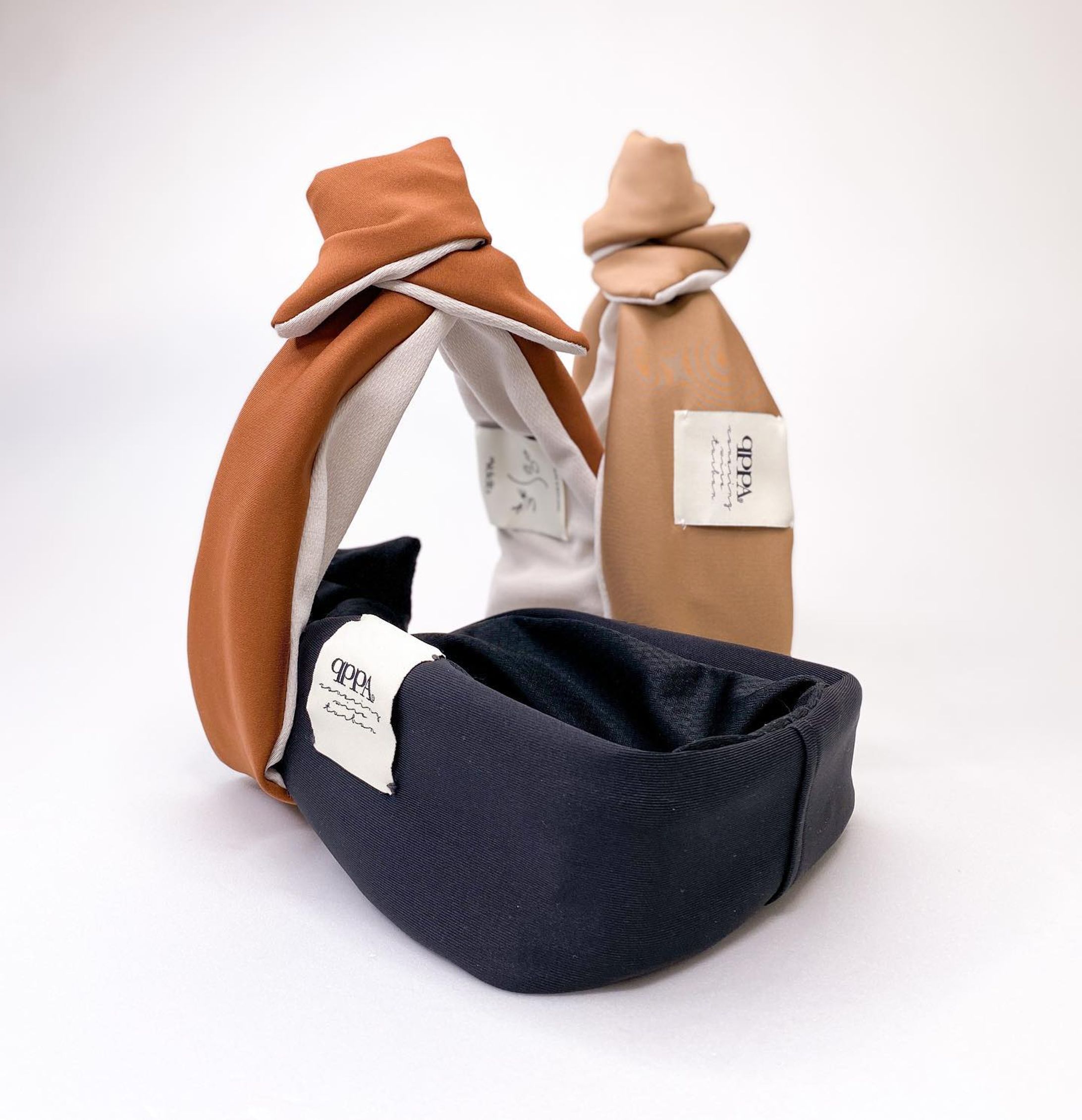 𝐍𝐄𝐖 𝐀𝐑𝐑𝐈𝐕𝐀𝐋｜
𝐐𝐏𝐏𝐀®︎ 𝐒𝐏𝐎𝐑𝐓𝐒

表はストレッチの効いたスポーツカジュアルな生地を使用。
裏地には様々な機能を持つ光触媒レーヨンで、拡散性に優れたW断面ポリエステルを包む特殊構造の「シャインクール」を使用したメッシュ素材を使用。
UVカット・消臭・抗菌防臭・抗ピリング・吸収速乾機能があります。

デイリー使いはもちろん、夏も快適にお使いいただけます。

オリジナル両面デザインタグがポイントで、表はQPPA®︎のロゴ、裏は「キュッ！パッ！」と言っているお顔をデザイン。

機能性と遊び心を持ち合わせたターバンで心が軽く楽しくなっていただけると幸いです♪

◼︎幅　ワイド
◼︎デザイン　S・R  ・L
◼︎素材：ポリエステル・レーヨン
◼︎カバー単品　4400yen

#ターバン#着せ替えターバン #ミニマル #ヘアターバン #ヘアターバンアレンジ #抗菌 #速乾 #sports #yoga #pirates #ヨガ #ピラティス #へああれんじ #ヘアバンド #湘南 #茅ヶ崎 #fashion #おしゃれ #キュッパ-1