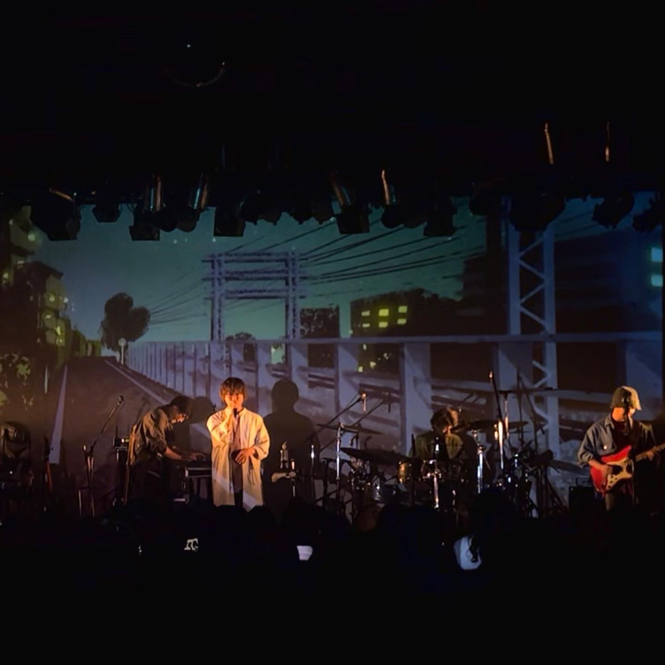 \ WORK /
wacci( @wacci_official )の全国ツアー「wacci Live Tour 2023 ~growing~」『東京24区』の曲で流れる背景演出映像のイラストを担当しました。

今年の5月〜6月にかけて開催されたライブツアーの曲で、歌詞から連想される東京の街並みや記憶の情景をいつもよりタッチを大人の雰囲気にして描いています😌🌃 

We were in charge of the illustration for the background production video that plays during the song of wacci's national tour "wacci Live Tour 2023 ~growing~".

.
.
.
.
.
#wacci #waccilivetour #musicvideo #illustration #lositoloca #ロシトロカ #tokyo #東京24区 #tokyostreetscape #growing-1
