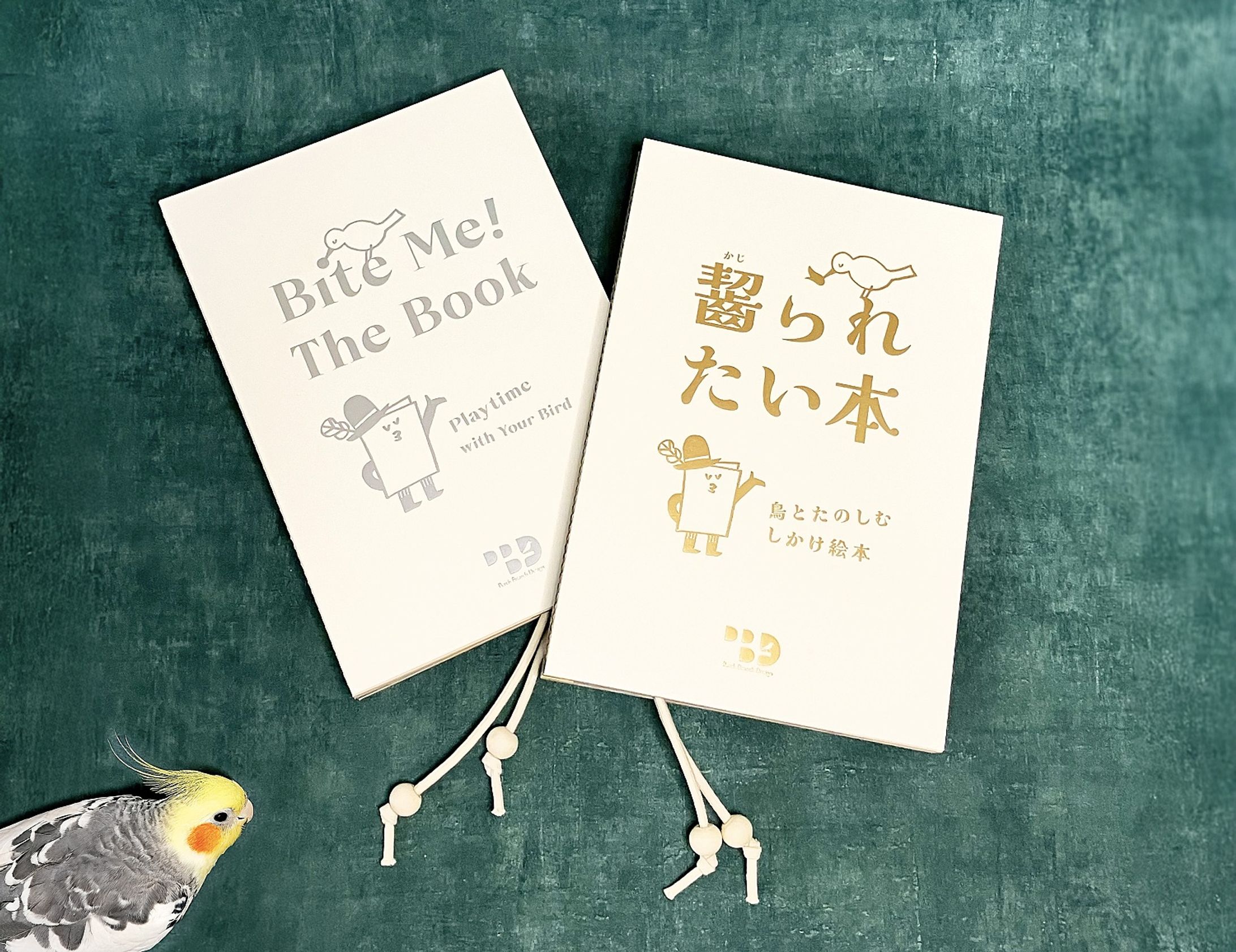 インコよ、本を齧りたいなら心ゆくまで齧らせてやろうではないか！ 齧りたいインコのために考案されたアイデア商品「齧られたい本」とは-1