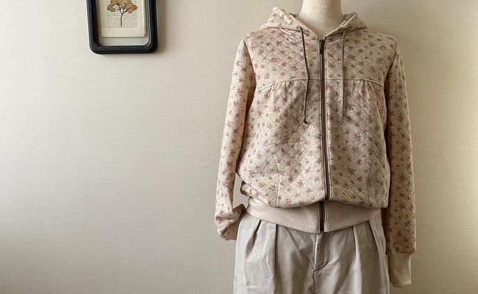 花柄パーカー完成

Mサイズですが、
Lサイズを着ている私でも着られる
スッキリシルエット。

薄いインナーか、タートルネックを着てもらうといいかも(^^)
ダウンとの重ね着も可愛い💕
とにかく可愛く仕上がっています。
一点ものです。
リピート無し。

#ソーイング
#大人服
#ナチュラル
#今日のコーデ
#パーカー
#リネン
#トップス
#インスタ販売
#お洋服販売
#洋服作家
#イベント
#イベント情報 
#クラフトイベント
#企画展
#企画イベント