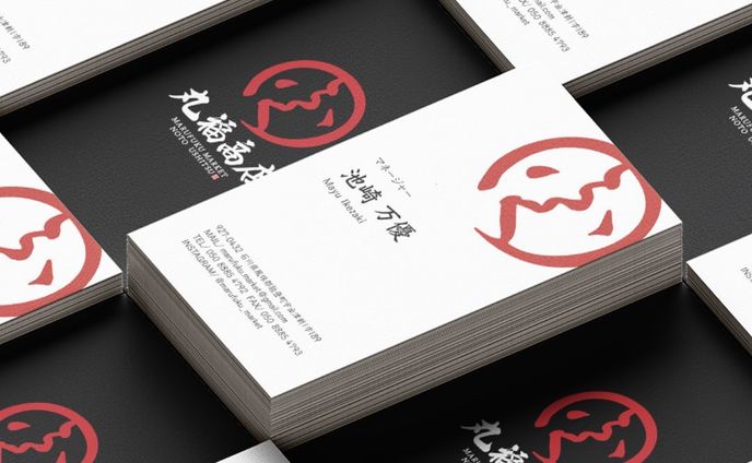 /丸福商店 - 名刺🤍💙🤍

👩🏻‍🦱 /// @mayungdesign_ 

丸福商店 ( @marufuku_market )さんの名刺が完成しました👏🤍
( 個人情報のため名前をダミーにしてます！)

実物良い感じです😎😎😎
1番最後につけた動画が質感1番わかりやすいかな？
1,000枚、有難うございます❕

1/6にオープンします！
奥能登から新鮮すぎるお魚とお肉をお届けします。
国内配送もちろんあります📦🐟🥩
アナウンスをお待ちください！

着々と準備が進んできました！
オープンまで駆け抜けます！

~•~•~•~•~•~•~•~•~•~

無くなり次第、増刷も受け付けております♪
リピーター様多数！
デザインの変更もお気軽にお申し付けください🤍
ご連絡はDMからお願いします🤲

~•~•~•~•~•~•~•~•~•~

👩🏻‍🦱 /// @mayungdesign_ 

~•~•~•~•~•~•~•~•~•~

#mayungdesign 
#グラフィックデザイン
#グラフィックアート 
#石川県デザイナー
#能登町デザイナー
#ロゴデザイナーと繋がりたい 
#名刺デザイン
#名刺制作
#businesscards 
#ブランドデザイナー 
#宇出津
#能登半島
#奥能登デザイナー　
#制作実績
#石川県在住 
#フライヤー制作
#チラシ制作　
#能登町はカッコいい 
#能登町
#能登町デザイナー　
#唯一無二　
#デザイナー女子
#宇出津の異端児
#ロゴデザイン承ります
#古民家リノベ
#古民家
#築91年