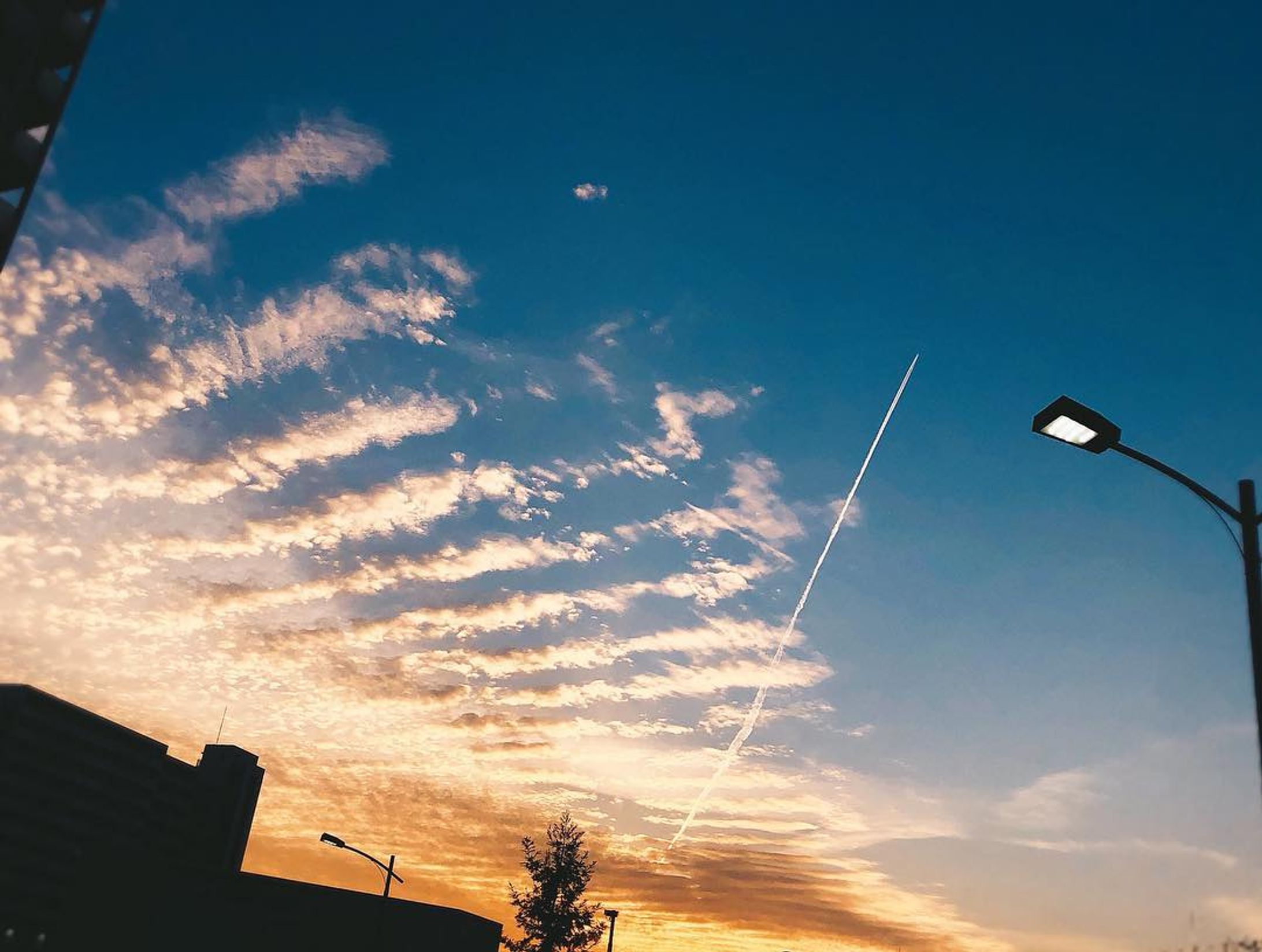 #sky#空#景色#そら部#そらふぉと#phot #photooftheday #photography #夕暮れ#夕焼け
花粉が襲来したので今世は終わりを迎える。最近はスパロボZ2が楽しい。あ、あと復活のルル観たけど1期をちゃんと見ることを決めたのと3部作劇場版の、続きでしたねシャーリー！シュナイゼルさんとジェレミアさんがだいすき〜-1