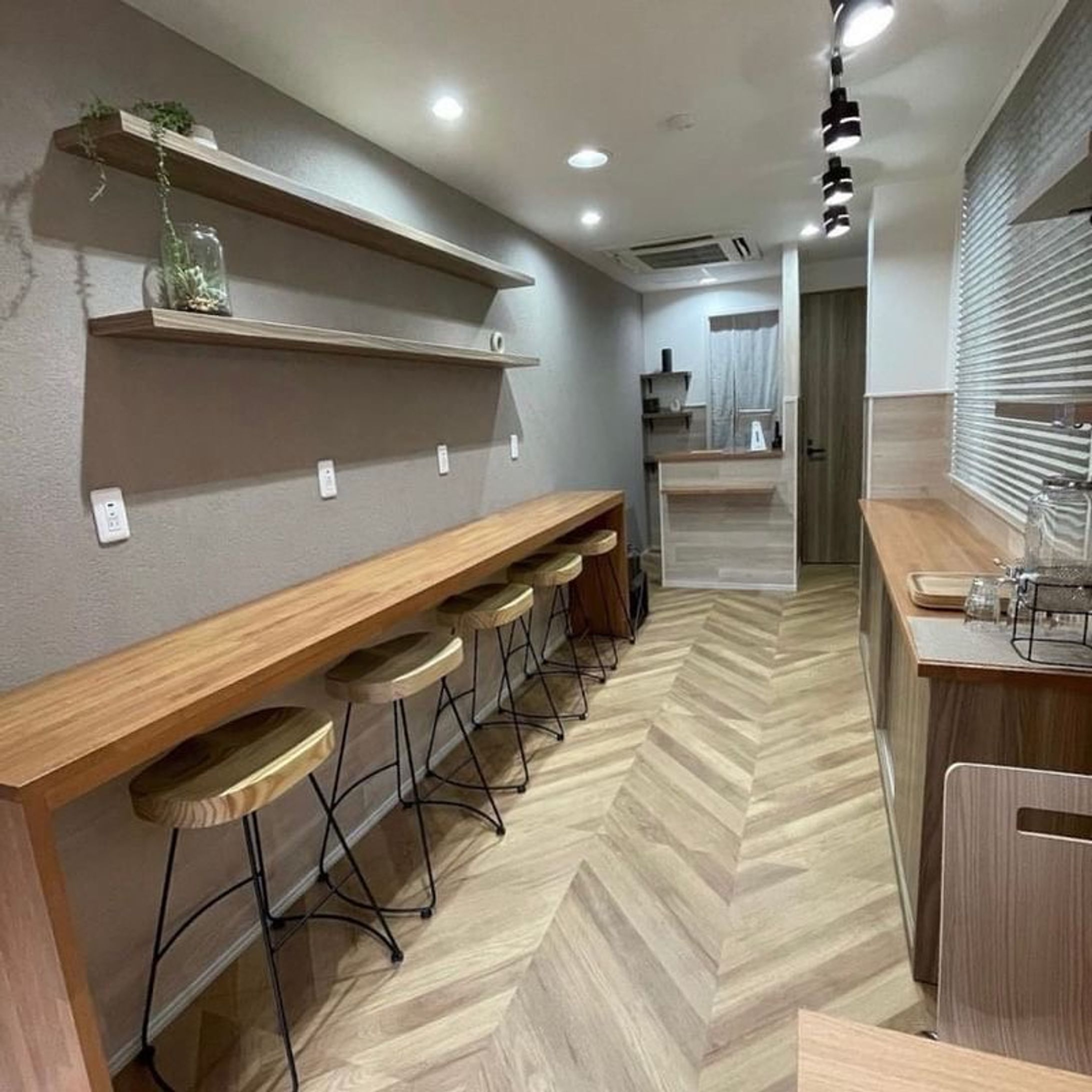 設計デザインをさせていただきました、吹田市の米心さんです。
素材にこだわられているオシャレなおにぎり屋さんです🍙イートインスペースもあります。
お近くに行かれたら是非お立ち寄りください♪

『おむすび 米心』

https://instagram.com/omusubi_komegokoro?

------------------------------------------
施工事例やその他お知らせ等を発信中📢
その他の投稿はこちらから↓
@inpro_renova
------------------------------------------

▪︎株式会社inpro
〒536-0021
大阪市城東区諏訪3-12-26
TEL:06-4258-8510

▪︎営業時間
平日9:00〜18:00

#inpro #インプロ #株式会社inpro #株式会社インプロ #リフォーム #リノベーション #大阪 #関西 #大阪リフォーム #関西リフォーム #リフォーム会社 #リノベーション会社 #シンプルデザイン #別注家具 #自社施工 #家づくり  #戸建てリノベーション #マンションインテリア #マンションリノベーション #間取り #施行事例 #暮らしにもっとデザインを#interiordesign#interiordecor#bedroomdecor#bedroomdesign #renovationlife
#おむすび米心-1