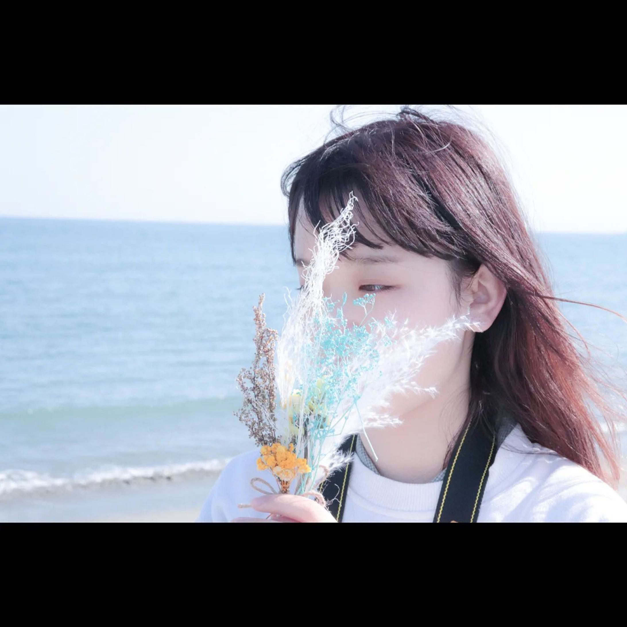 ・⁡
⁡⁡
⁡  #portrait  #ファインダー越しの私の世界  #青  #canonkissx9i  #デジタルでフィルムを再現したい  #ドライフラワー  #ふわふわ-1