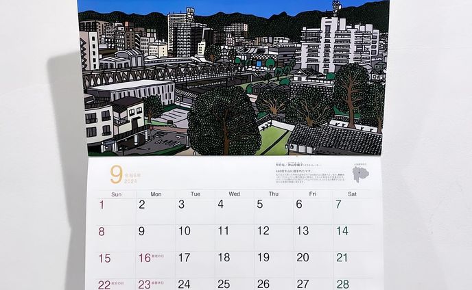 【ゆうちょ銀行2024のカレンダーにイラストが採用されました！】

個人的にとってもうれしいニュースです🥰🙌
生まれ育った甲府を舞鶴城公園の高台から見た景色を描きました。
山梨文化会館の素敵な建物をはじめ、陸橋や北口の街並み、そしてやまなみ⛰️
わたしにとっては何気ないお散歩コースでもある日常の風景ですが、とても大好きな景色です。そんな甲府の街並みを採用していただきとってもうれしい！！✨

全国版のゆうちょ銀行のカレンダーなので全国７０万部に配布されるようです。
たくさんの人に甲府のことを知ってもらえるちょっとしたきっかけになったらいいなあと思います◎

他の方が描くマチオモイイラストもとっても素敵です！

そしてこのカレンダーは郵便局で配布され、毎年早めになくなってしまうようなので、もし欲しい方がいましたらお早めに郵便局へ！🥰

#ゆうちょマチオモイカレンダー 
#machiomoi 
#ゆうちょ銀行
#神山奈緒子clientwork 

#illustrator #illustration #illust 
#イラスト#イラストレーション#イラストレーター
#カレンダーイラスト #2024カレンダー 
#神山奈緒子#naokokamiyama