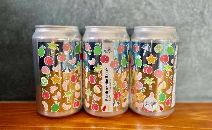 『Far Yeast Peach on the Beach』🍑🏖️🏝️

ラベルを描かせていただいたピーチオンザビーチが手元に…😙

ビーチをイメージしたカラーリングに前回の桃🍑は引き続き、ビーチをイメージするパラソルやヤシの木、味のアクセントになっているライムなどもたっぷりモチーフに◎

今回もキラキラ✨ラベルにしていただきました🫶

ぜひお試しくださいっ😆

---------------------------
▼△▼Far Yeast Peach on the Beach▼△▼
ABV:4.5%
IBU:10
Style: Fruited Sour Ale with salt
Hop:Centennial, Sabro, Sorachi Ace, CryoSabro,Simcoe

Tasting Note:
山梨市の桃農家「ピーチ専科ヤマシタ」で7月上旬に収穫された早生桃「なつき」をたっぷりと500kg使用したフルーツサワーエール。 海のない山梨県から、夏のビーチを想起するようなライムと塩をアクセントにした甘酸っぱいフレーバーをお届け🍑
---------------------------

3月にリリースしてラベルが可愛い！と大好評だったMomo Commonと同じく、今回も甲府市在住のイラストレーター神山奈緒子さん @naoko.kamiyama.pen にラベルデザインしていただきました🍑🏖

#faryeastbrewing #faryeast #fyb #craftbeer #japaneasrcraftbeer #arcadia #smokedhelles #源流醸造所 #yamanashi #kosuge #kosugevillage #ピーチ専科ヤマシタ #ラペスカ #peachonthebeach

#神山奈緒子clientwork #パッケージデザイン#神山奈緒子#naokokamiyama#クラフトビール
#ビールが好き#ビール女子 #ビール部 #山梨#山梨のビール